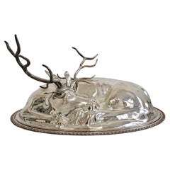 Monumentale piatto da portata coperto placcato in argento con cervo in riposo di Teghini Firenze