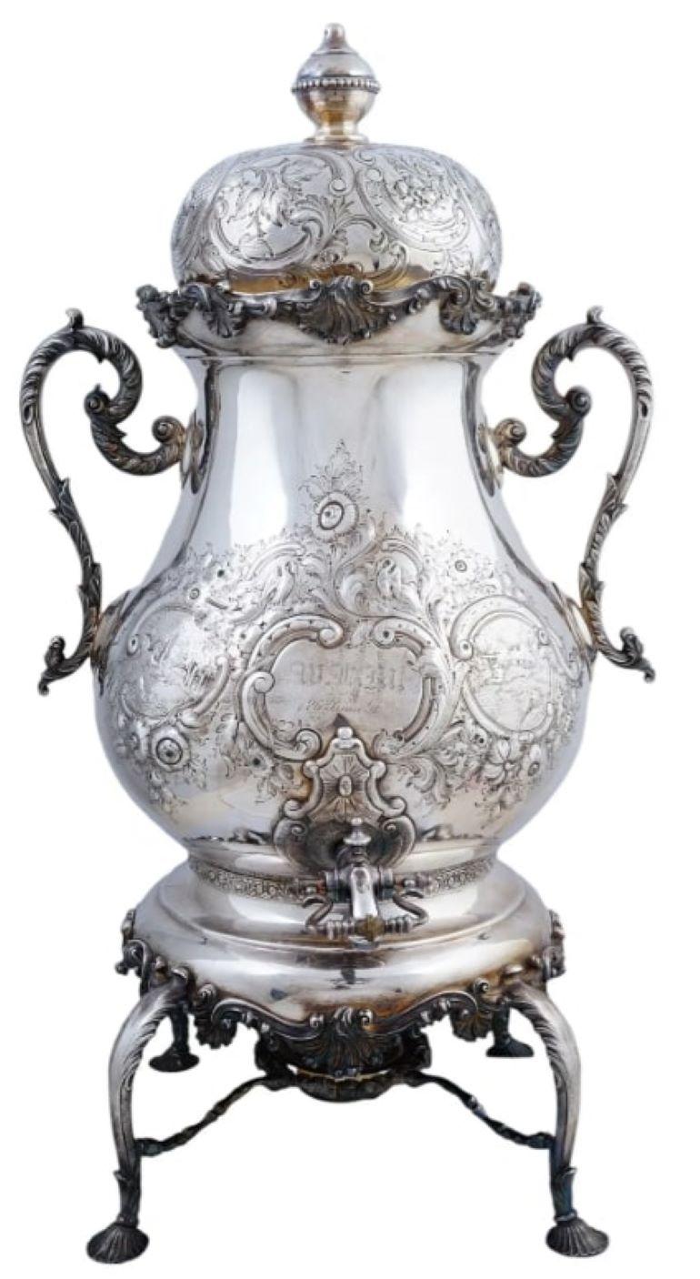 Unica nel suo genere, massiccia e monumentale urna da tè / samovar in argento in stile vittoriano del XIX secolo, realizzata dagli argentieri Rogers & Smith di Hartford, cesellata e decorata con paesaggi bucolici, fiori e uccelli acquatici, con