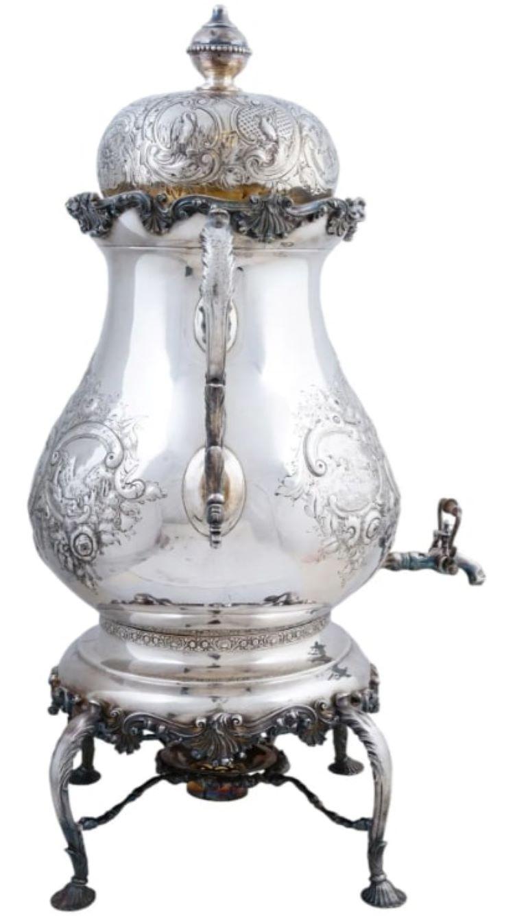 Vittoriano Monumentale vaso da tè in argento in stile vittoriano in vendita