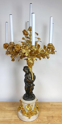 Monumentale candelabro singolo a sette luci in stile Luigi XVI, ormolato e patinato