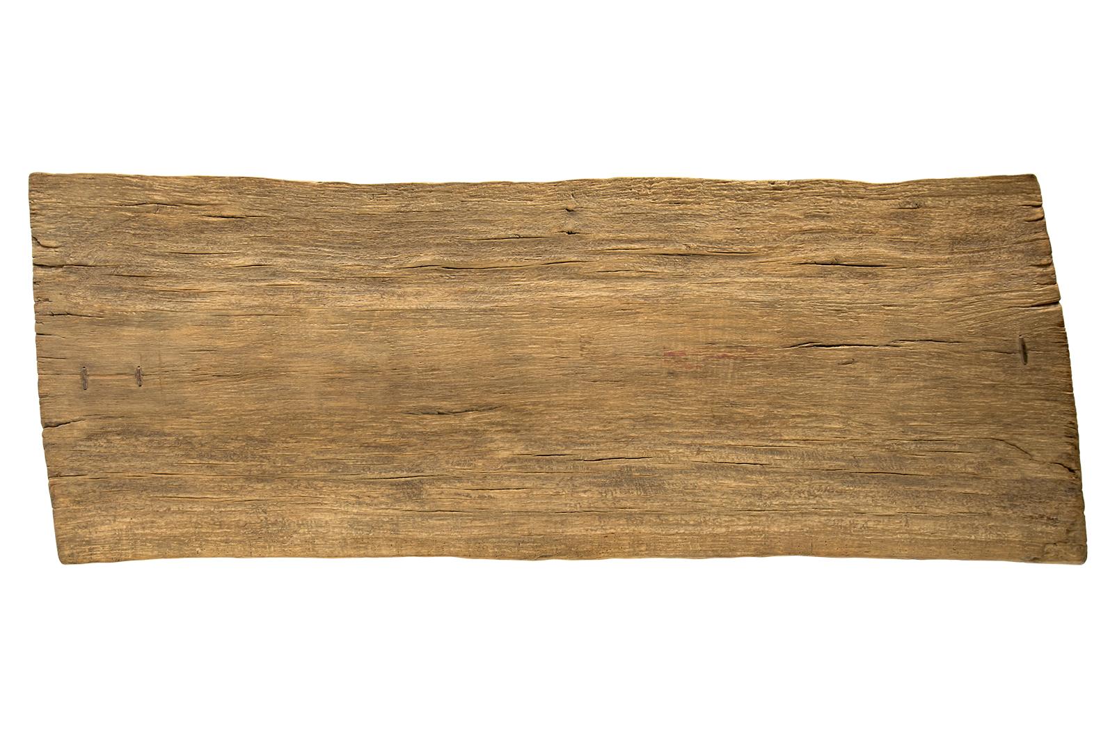 Monumental Single Plank Weathered Wood Couchtisch auf Aluminium Basis (Organische Moderne) im Angebot