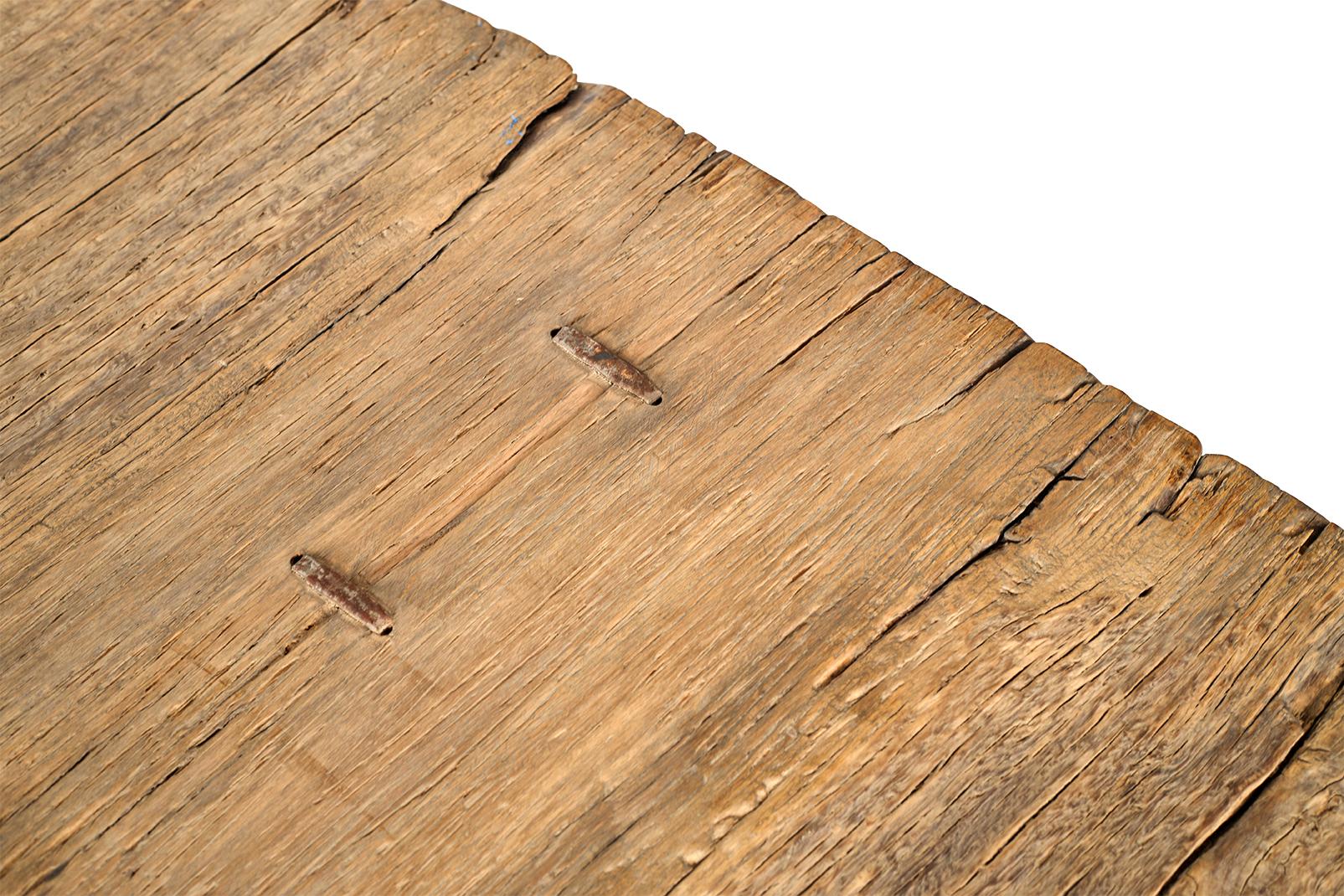 Monumental Single Plank Weathered Wood Couchtisch auf Aluminium Basis im Zustand „Gut“ im Angebot in Dallas, TX