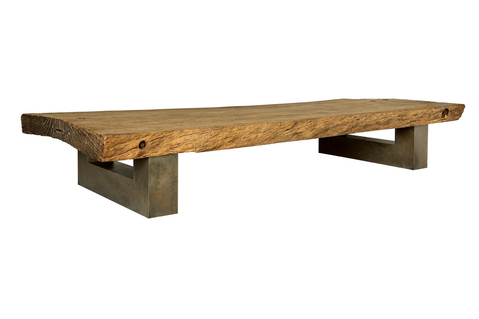 Monumental Single Plank Weathered Wood Couchtisch auf Aluminium Basis (20. Jahrhundert) im Angebot