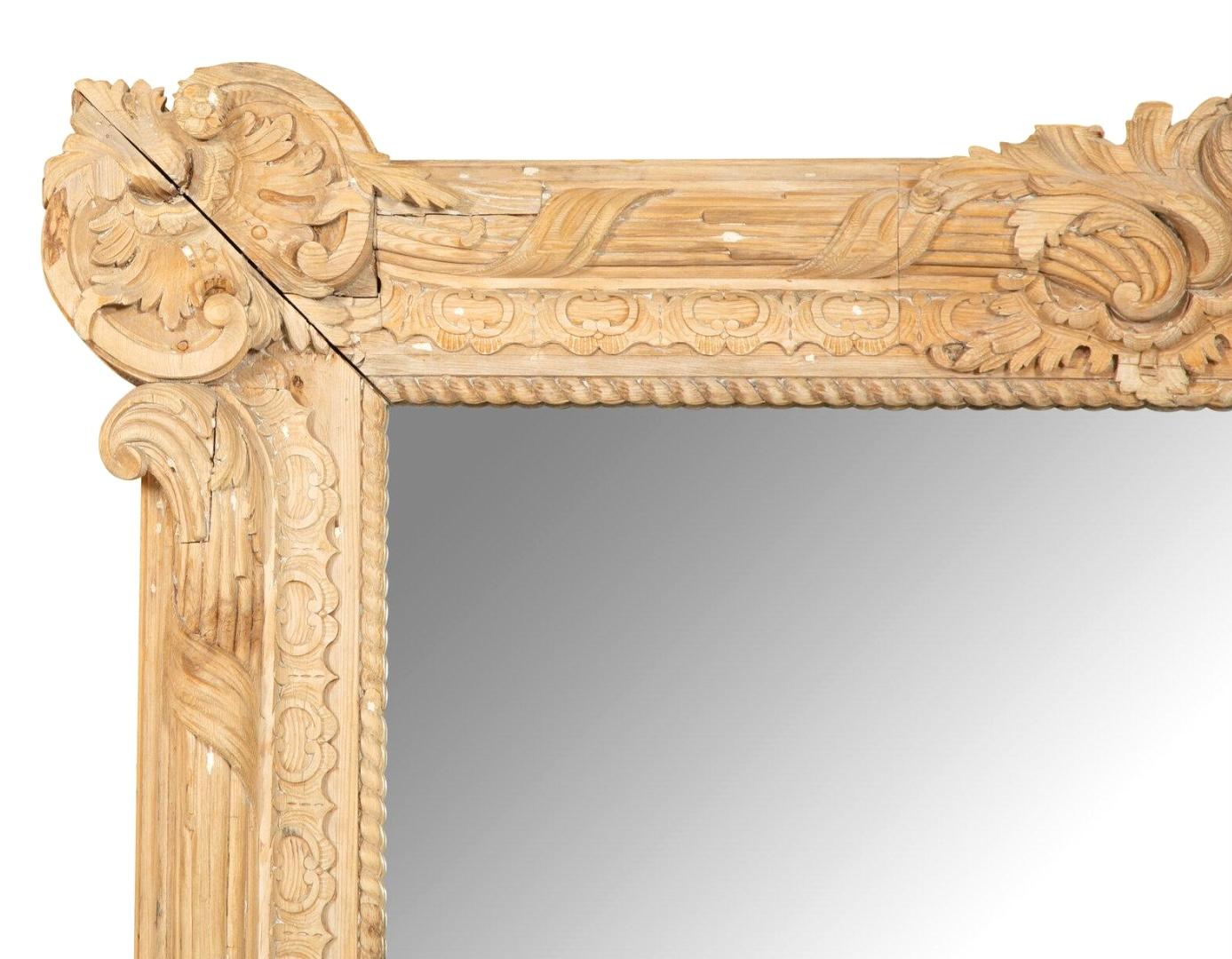 Specchio di pino intagliato a strisce in stile Luigi XV del XIX secolo, molto grande. Intricati e dettagliati intagli floreali e di fogliame. Splendida finitura in pino sverniciato. L'ultima foto è stata inclusa solo per mostrare la scala dello
