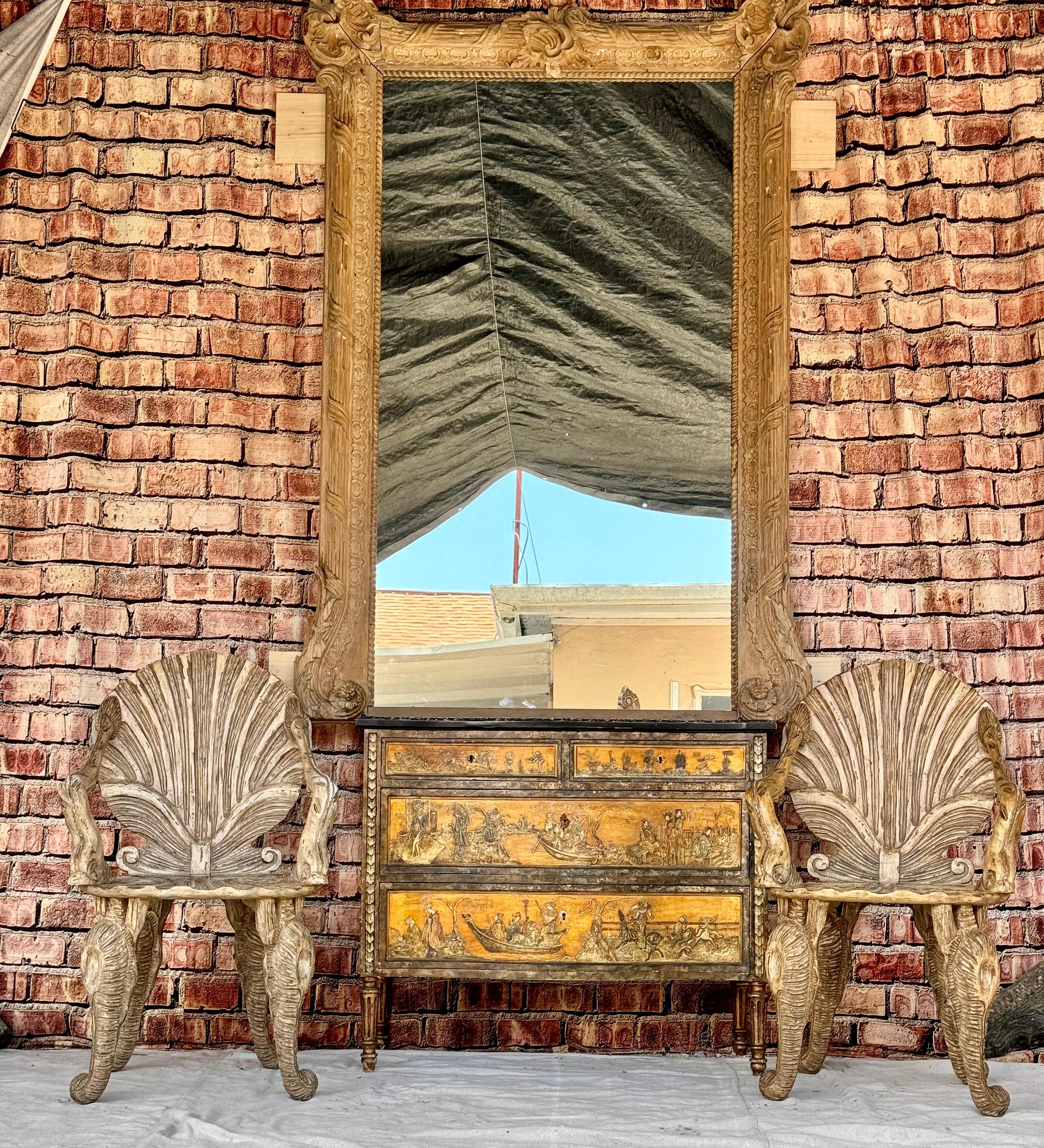 Legno Specchio in pino intagliato in stile Luigi XV di dimensioni monumentali in vendita