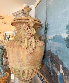 Vases en terre cuite de Florentine de taille monumentale avec des poignées décorées de chérubins.