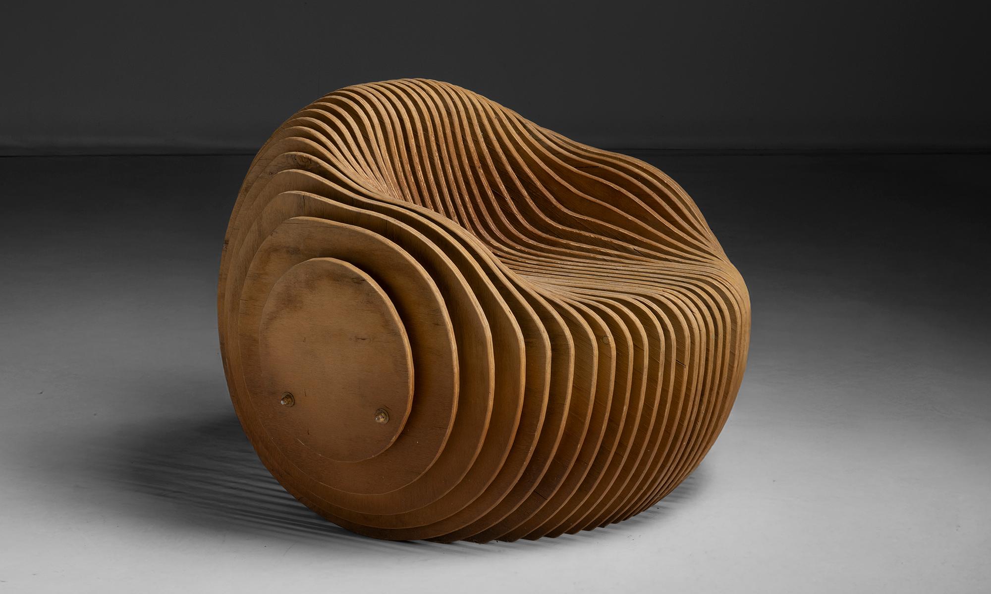 Francia, 1980
Sillón de forma moderna compuesto de listones de madera.
47