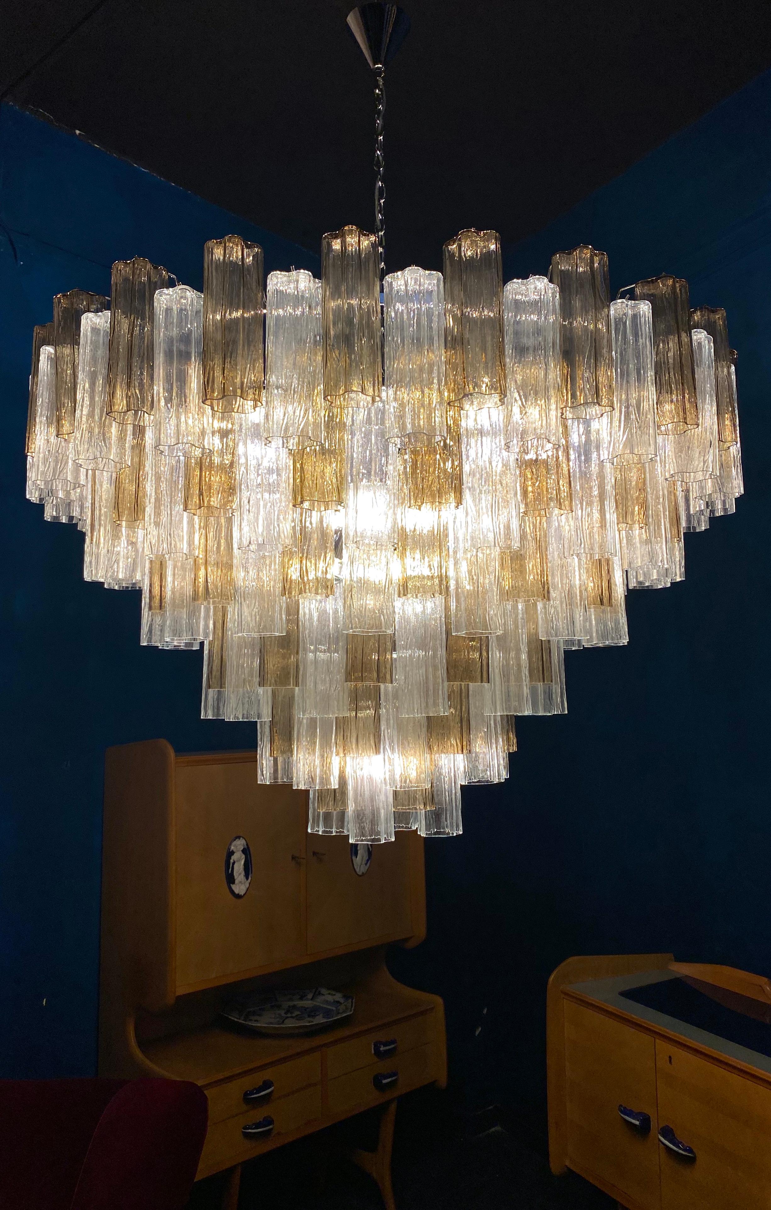 Ce lustre saisissant est composé de 162 verres de Murano de couleur fumée et glace 'Tronchi'
par 20 cm de haut. 
21 E 27 ampoules.\N- 4W
Mesures : Hauteur sans chaîne diamètre ( cm 80 ) 31,5 pouces avec chaîne( cm 140) pouces 55,11
diamètre ( cm 120