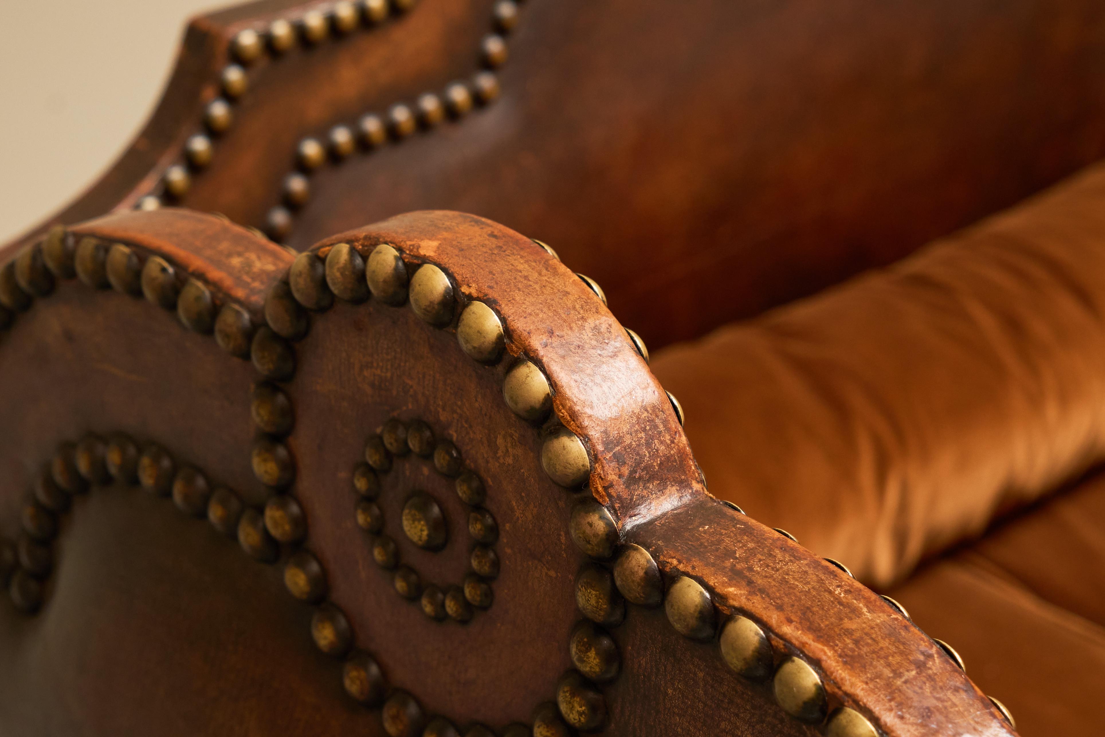 Monumental Sofa in Patinated Brown Leather, Studs and Velvet Late 19th Century For Sale 5