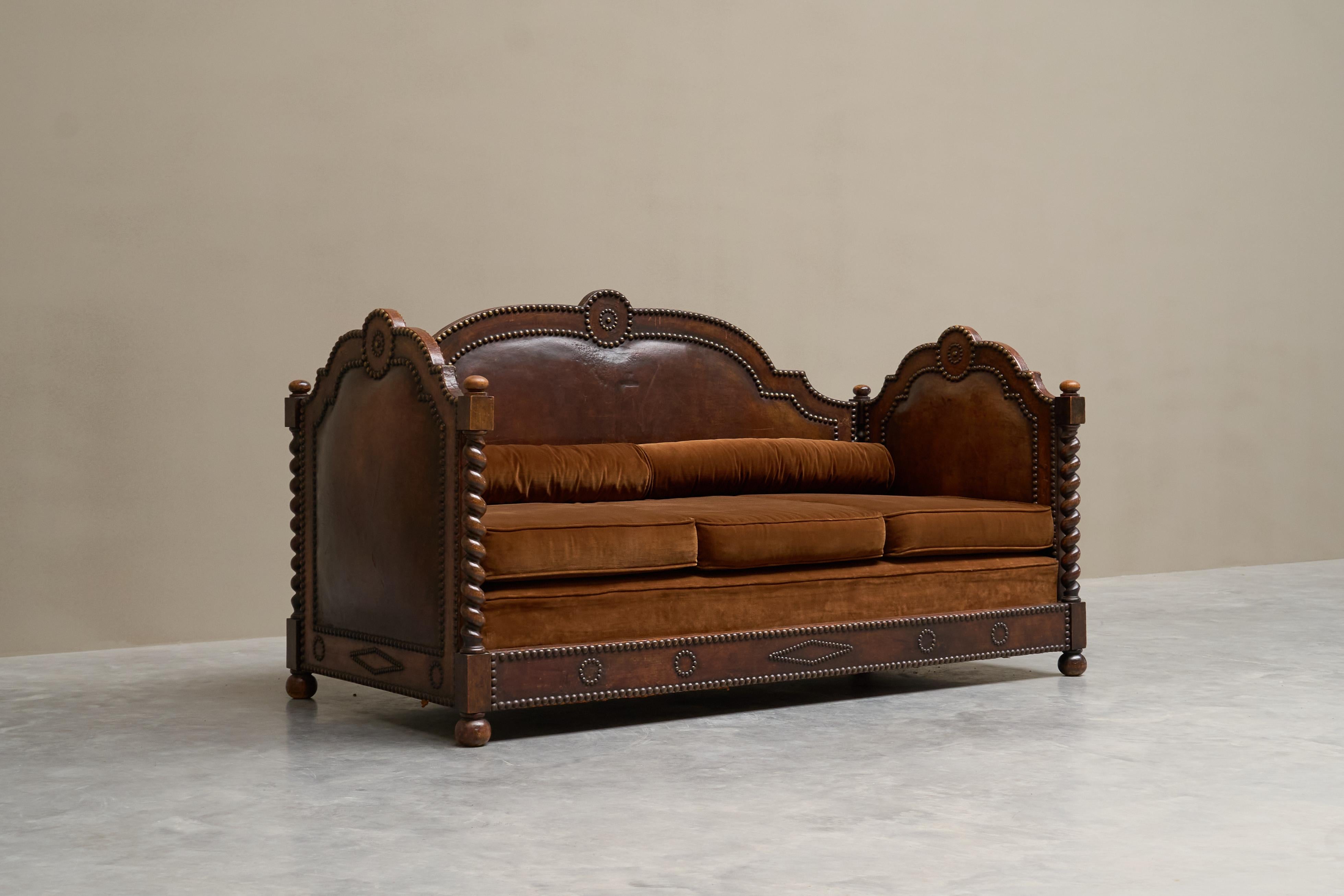 Monumental Sofa in Patinated Brown Leather, Studs and Velvet Late 19th Century For Sale 7