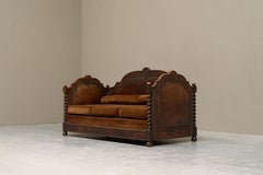 Canapé monumental en cuir brun patiné, clous et velours Fin du 19e siècle