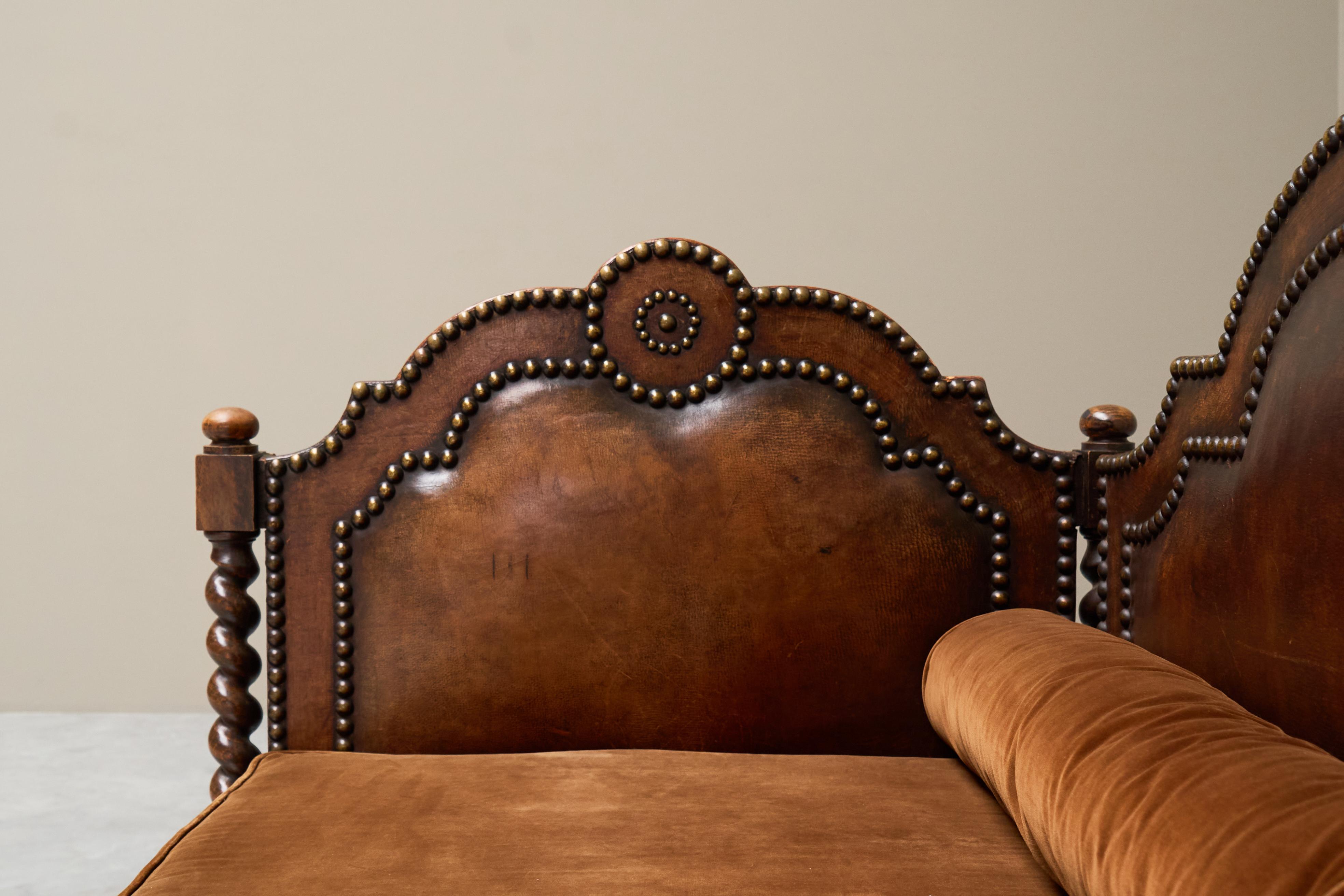 Monumental Sofa in Patinated Brown Leather, Studs and Velvet Late 19th Century In Good Condition For Sale In Meer, VAN