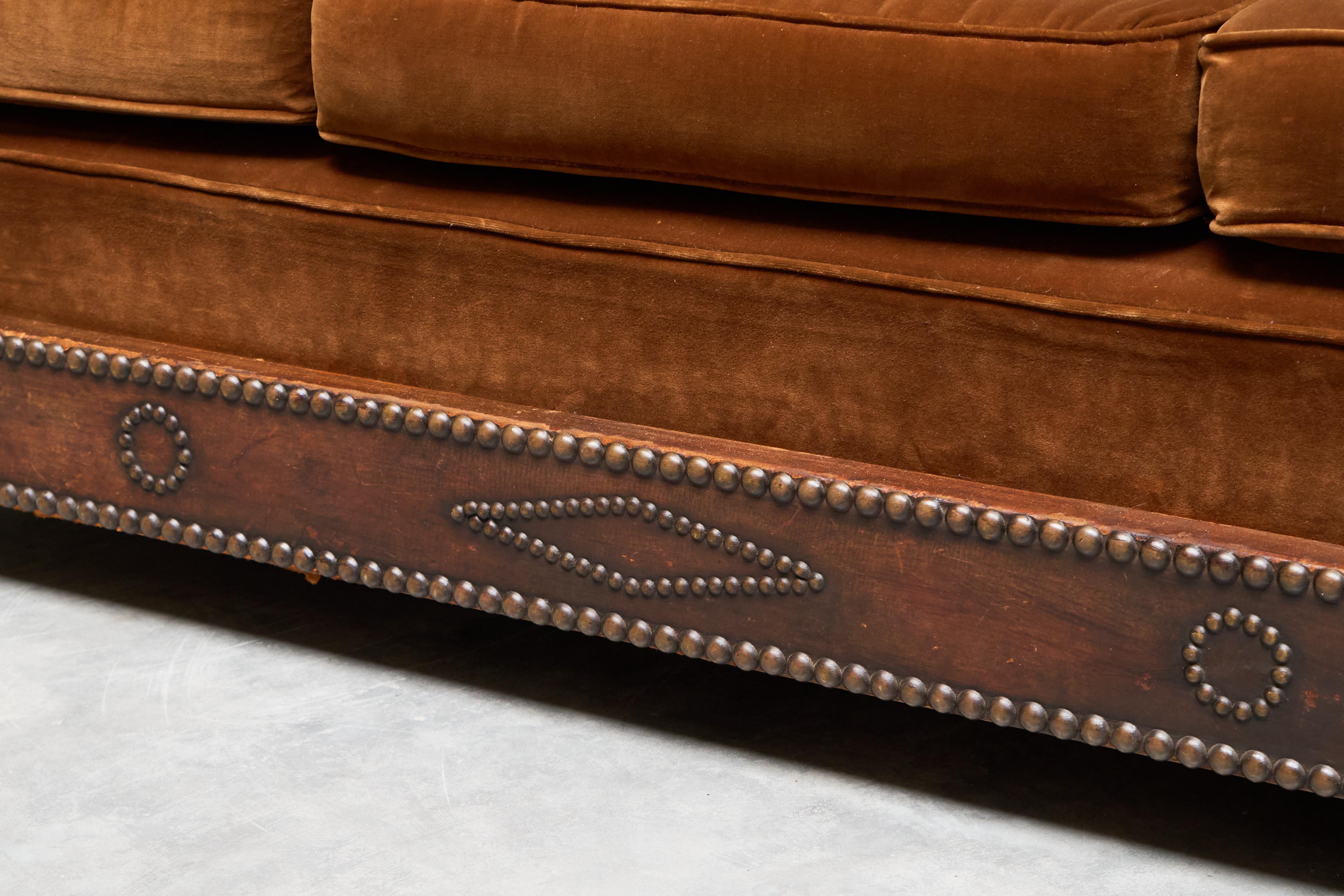 Monumental Sofa in Patinated Brown Leather, Studs and Velvet Late 19th Century For Sale 1