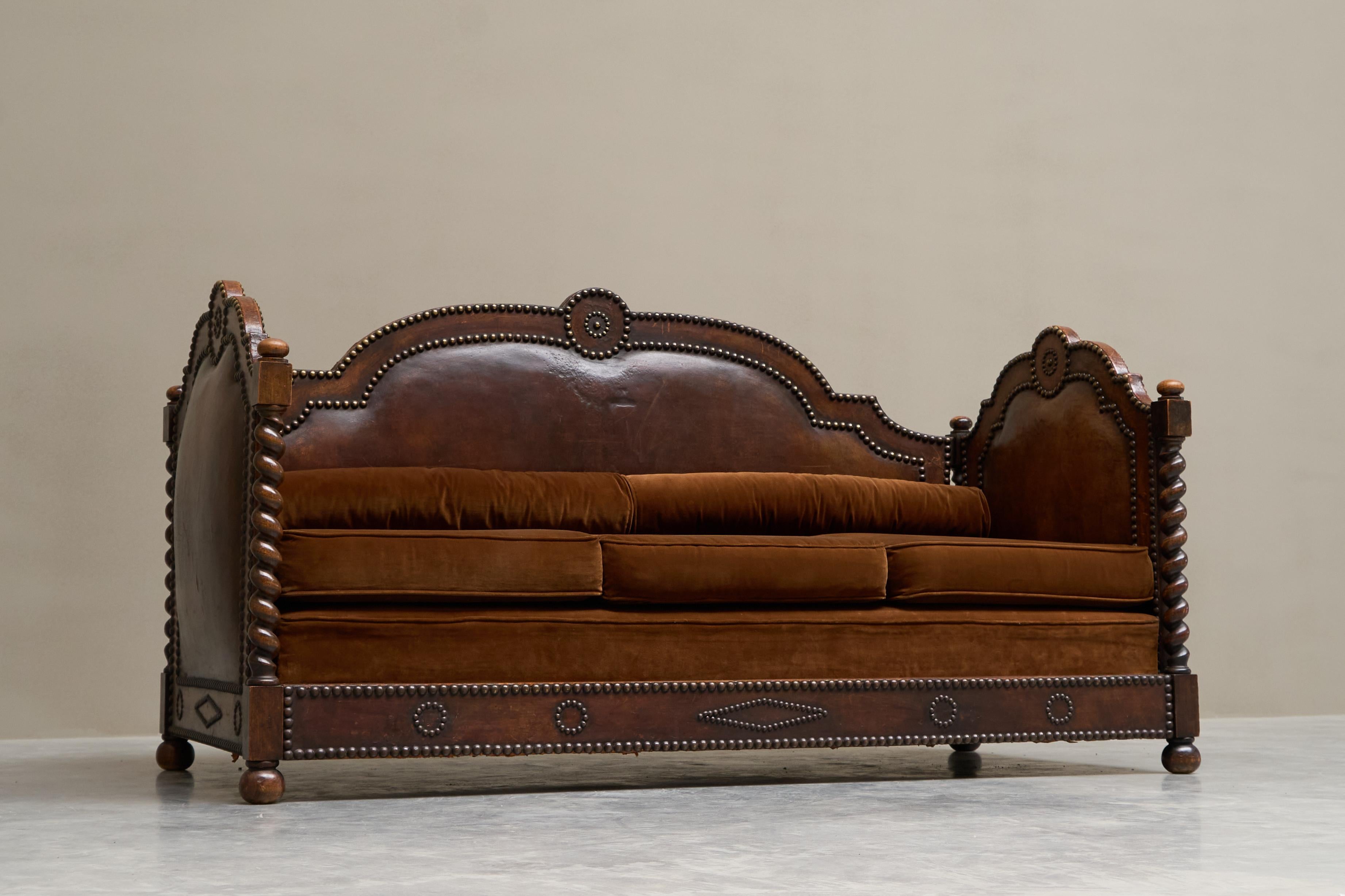 Monumental Sofa in Patinated Brown Leather, Studs and Velvet Late 19th Century For Sale 2