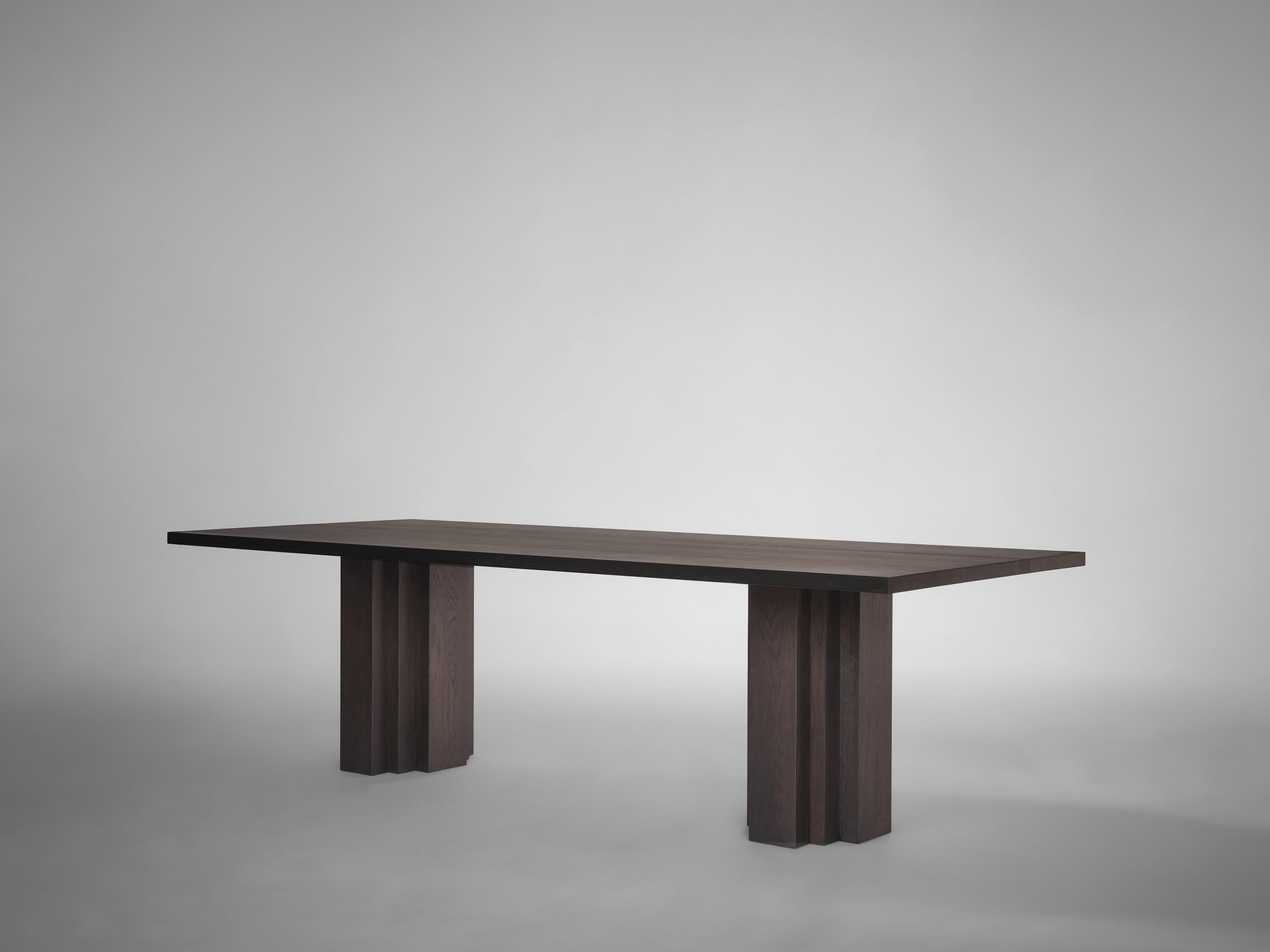 Mesa de comedor Monumental de roble macizo marrón oscuro - Brut by Mokko Brutalista en venta