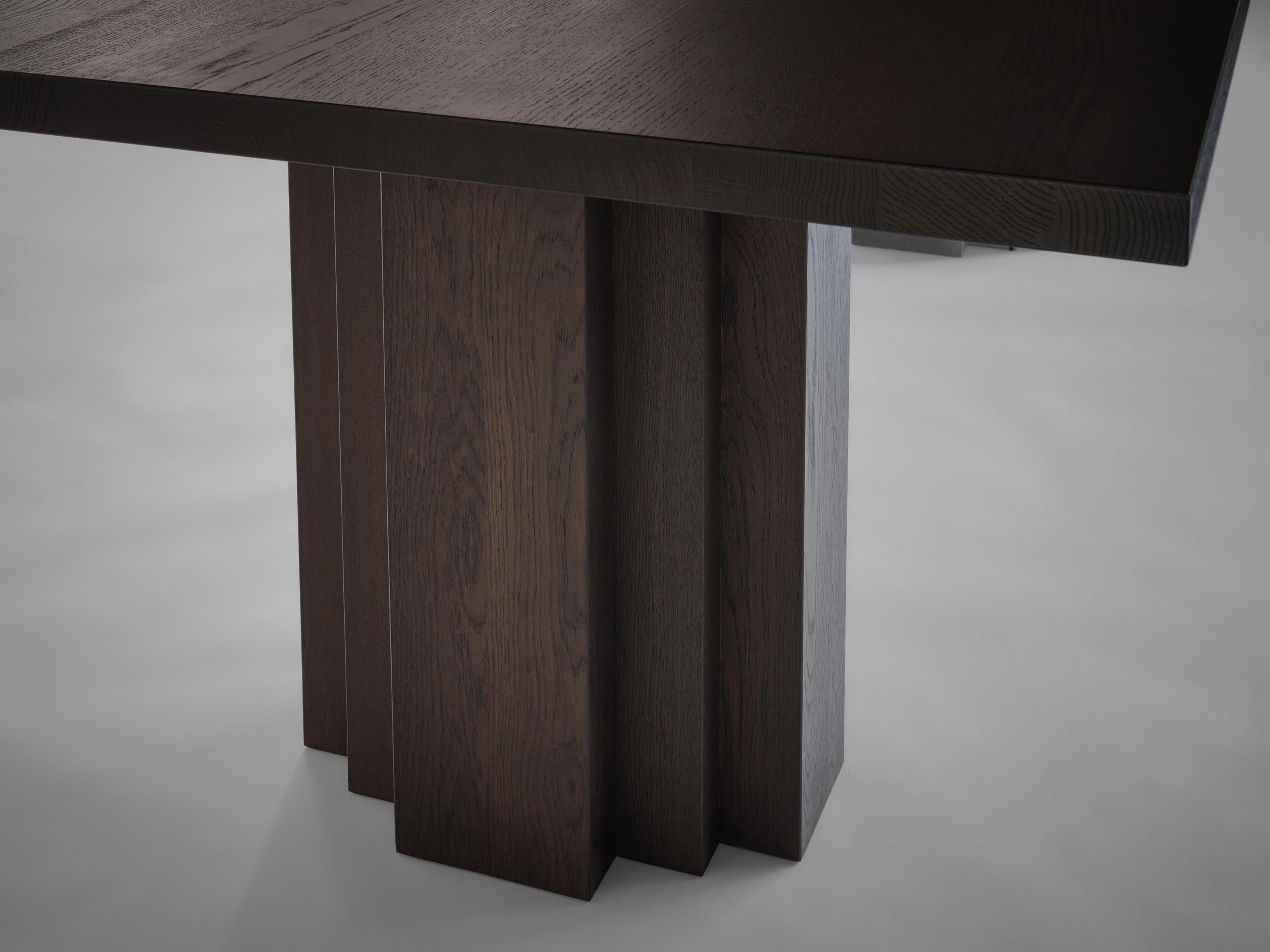 Mesa de comedor Monumental de roble macizo marrón oscuro - Brut by Mokko Holandés en venta