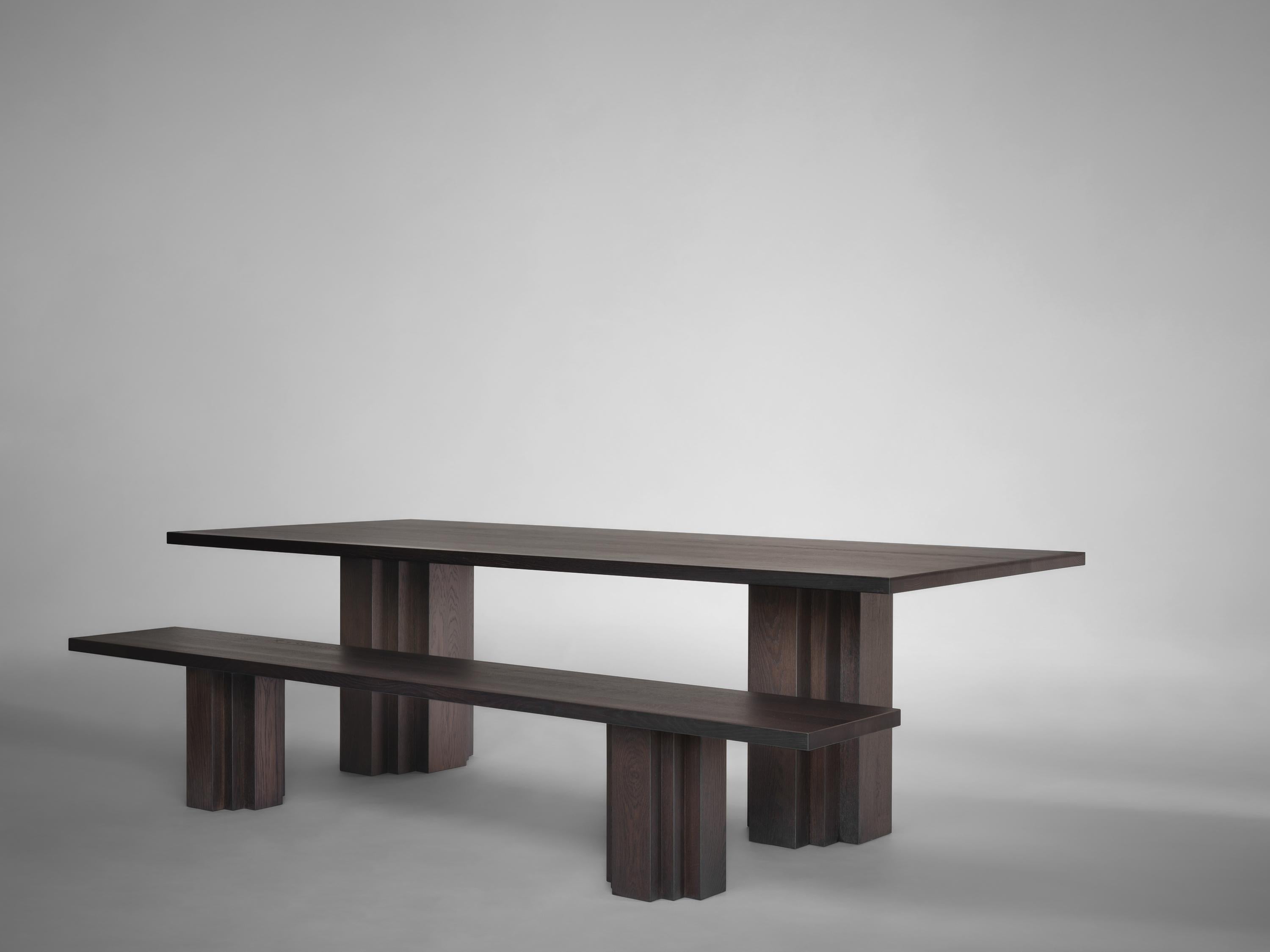 Mesa de comedor Monumental de roble macizo marrón oscuro - Brut by Mokko Hecho a mano en venta
