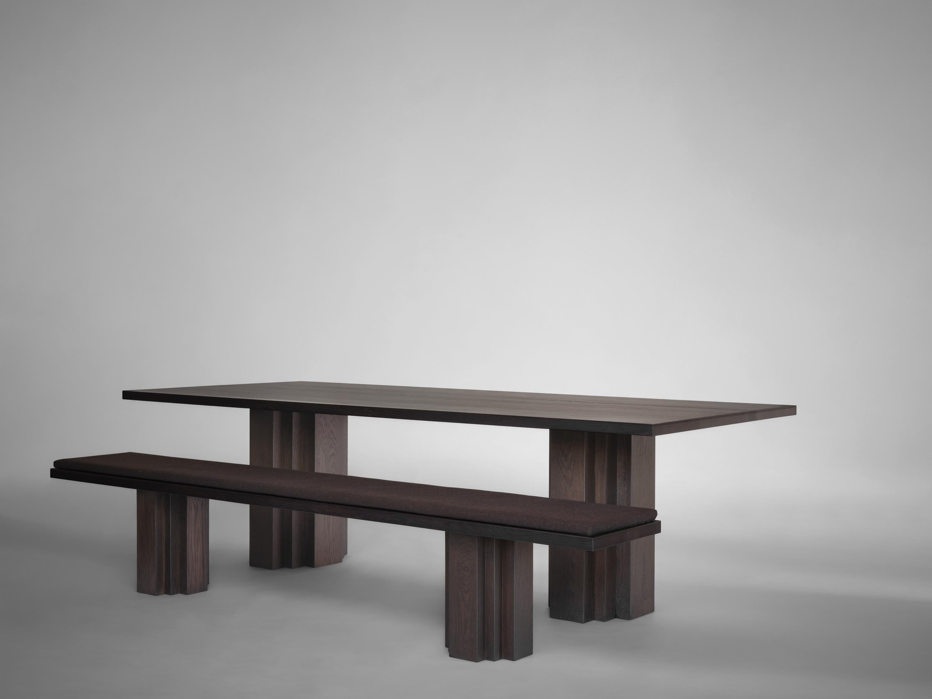 Mesa de comedor Monumental de roble macizo marrón oscuro - Brut by Mokko en Nuevo estado para la venta en Amsterdam, NL