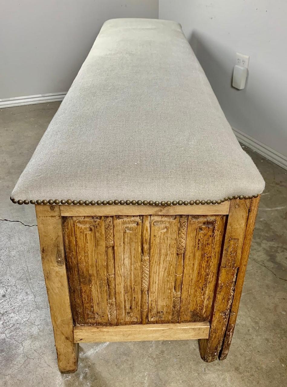 Colonial espagnol Banc monumental en bois sculpté espagnol avec tapisserie en lin en vente
