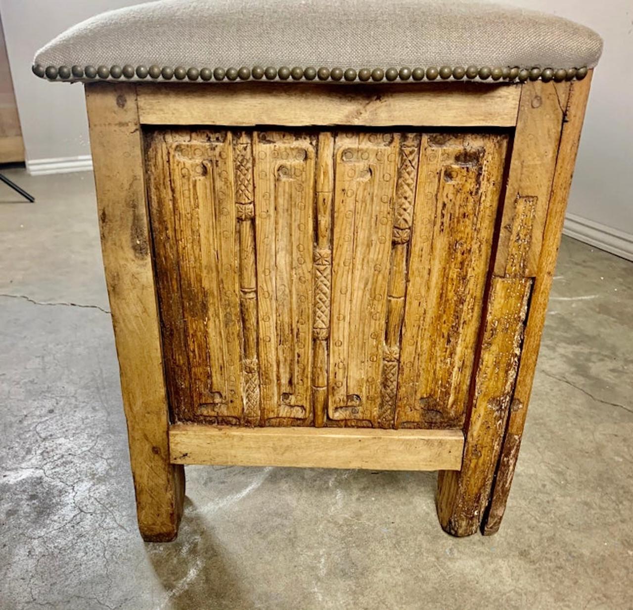 Espagnol Banc monumental en bois sculpté espagnol avec tapisserie en lin en vente