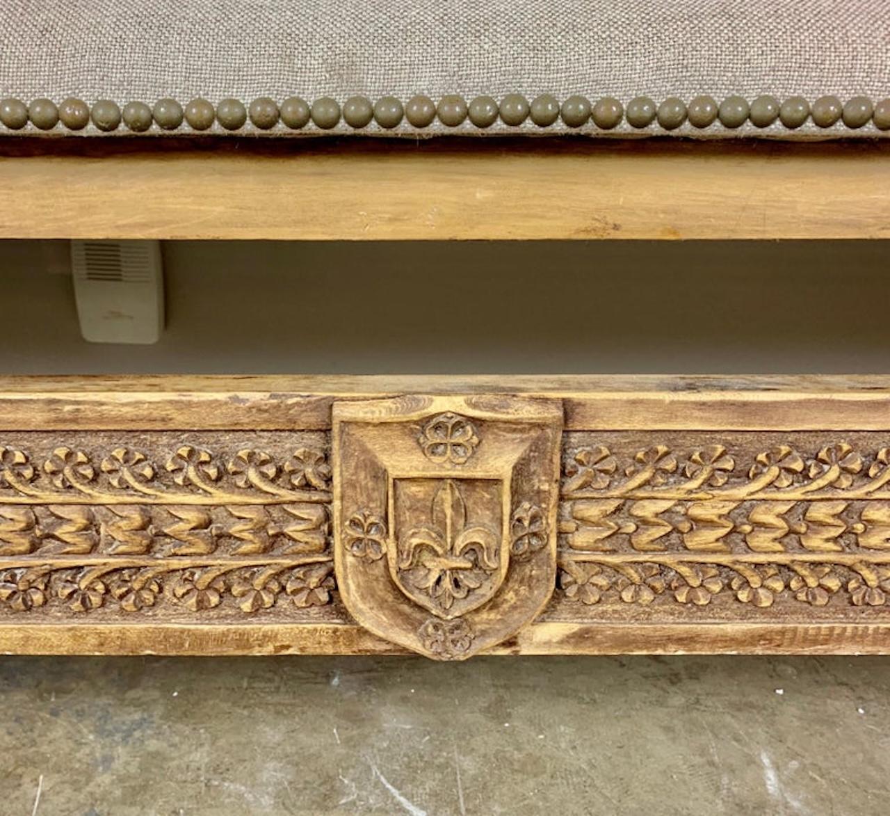 Blanchi Banc monumental en bois sculpté espagnol avec tapisserie en lin en vente