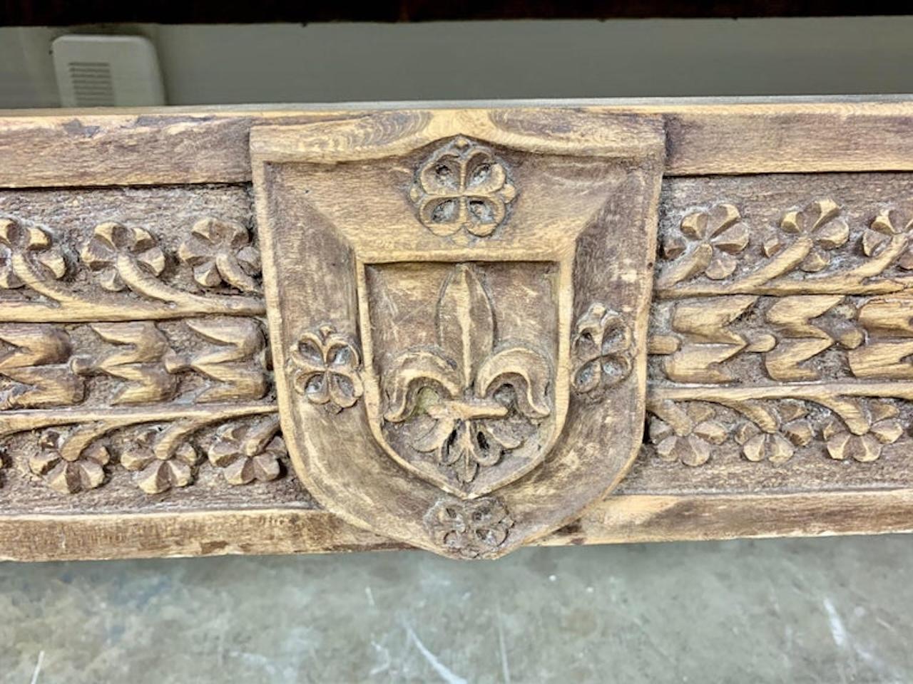 XIXe siècle Banc monumental en bois sculpté espagnol avec tapisserie en lin en vente