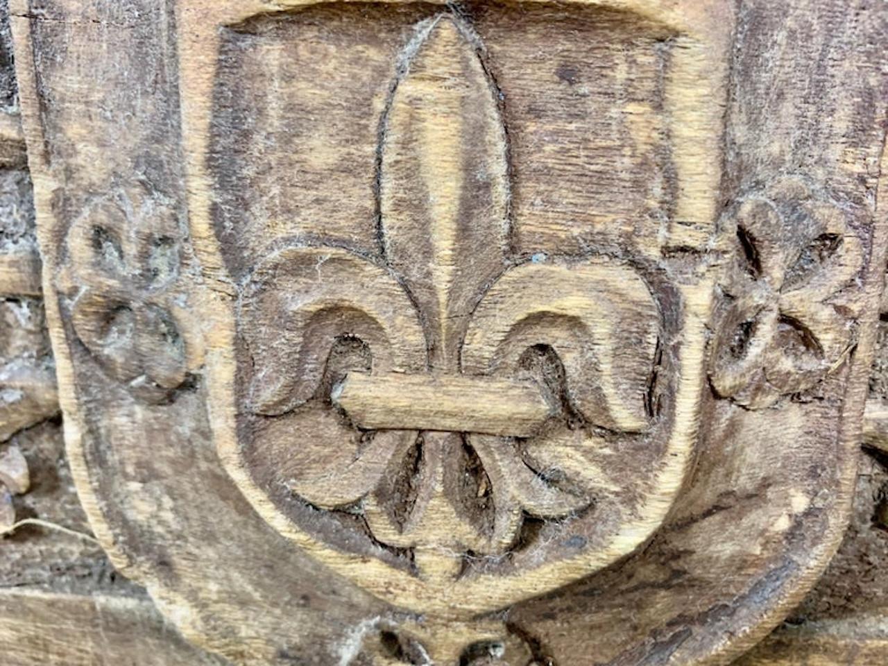Lin Banc monumental en bois sculpté espagnol avec tapisserie en lin en vente