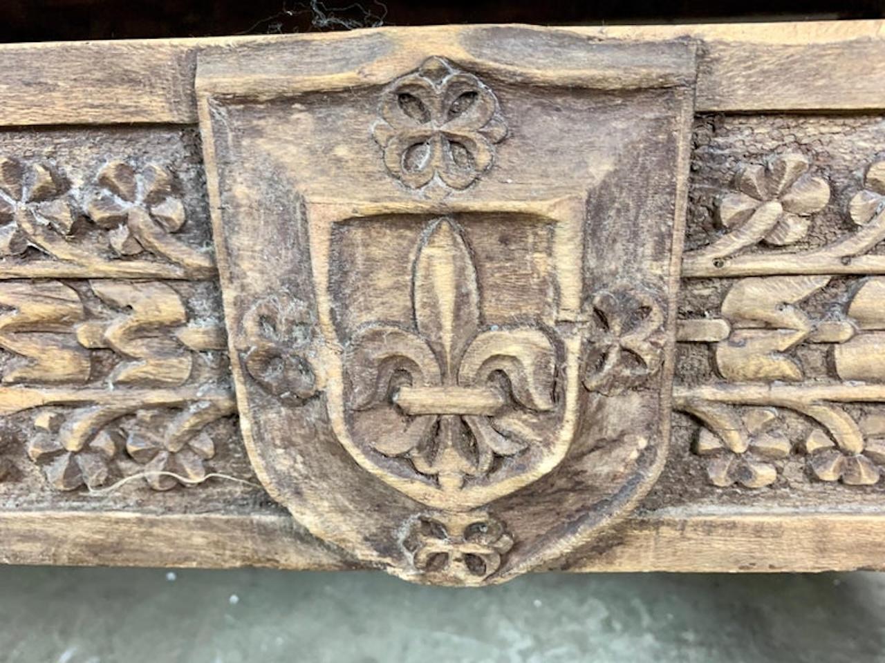 Banc monumental en bois sculpté espagnol avec tapisserie en lin en vente 1