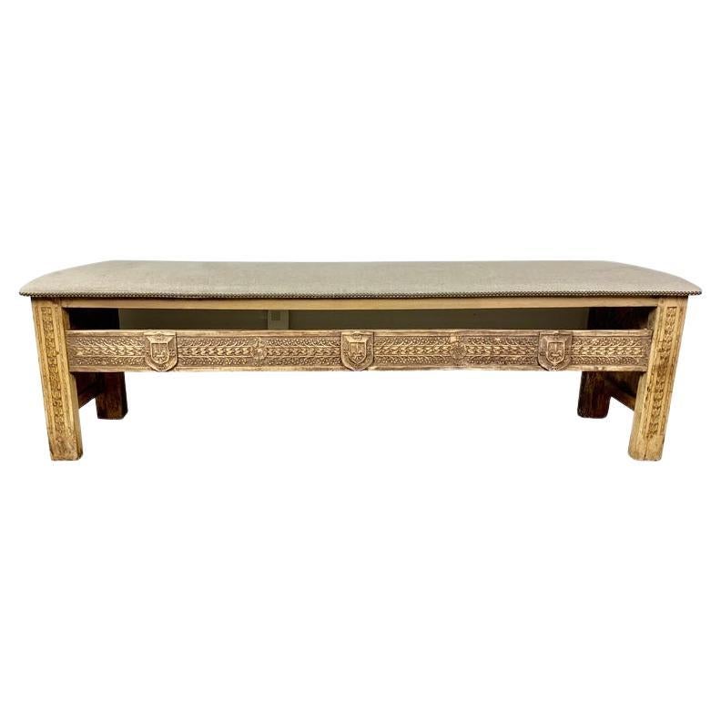 Banc monumental en bois sculpté espagnol avec tapisserie en lin