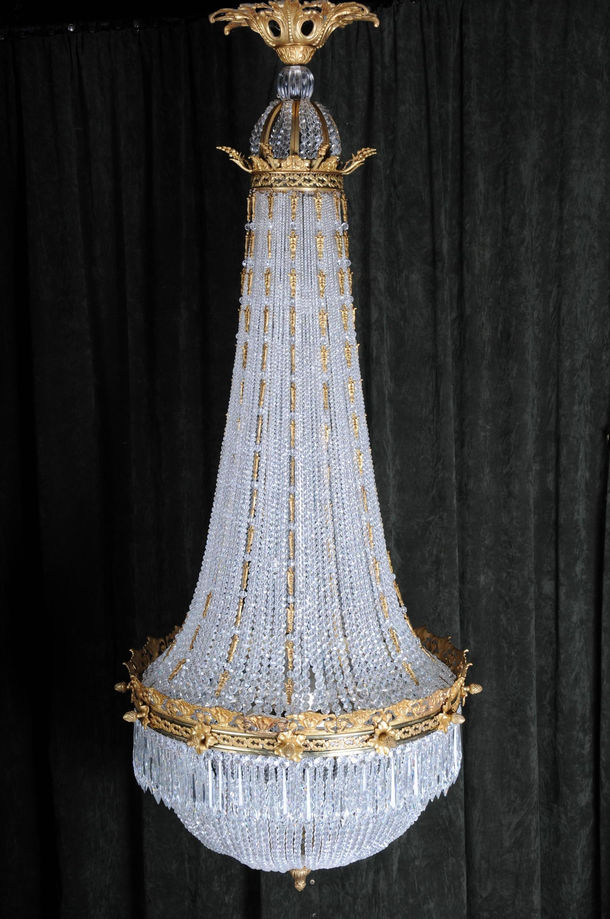 Monumental splendid Classicist ceiling candelabra/chandelier Empire style

Fine, engraved and cast Bronze. Basket-formed corpus from hand-cut frenches ball prisms. Connected through wide, ornamental reliefed and broken hoop. Ending in Baldachin