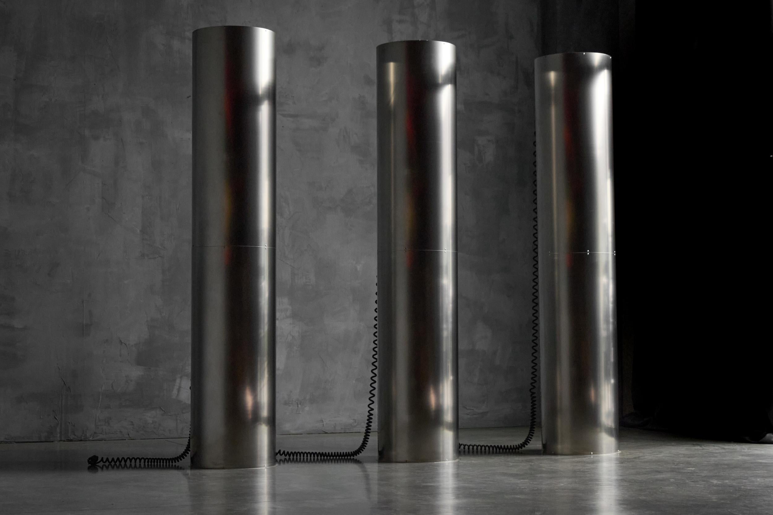 Queste lampade da terra cilindriche eccezionalmente rare sono state realizzate su misura negli anni '70 dal rinomato produttore italiano di illuminazione Targetti per un esclusivo club privato di Bologna. Ne sono stati prodotti solo sei esemplari,