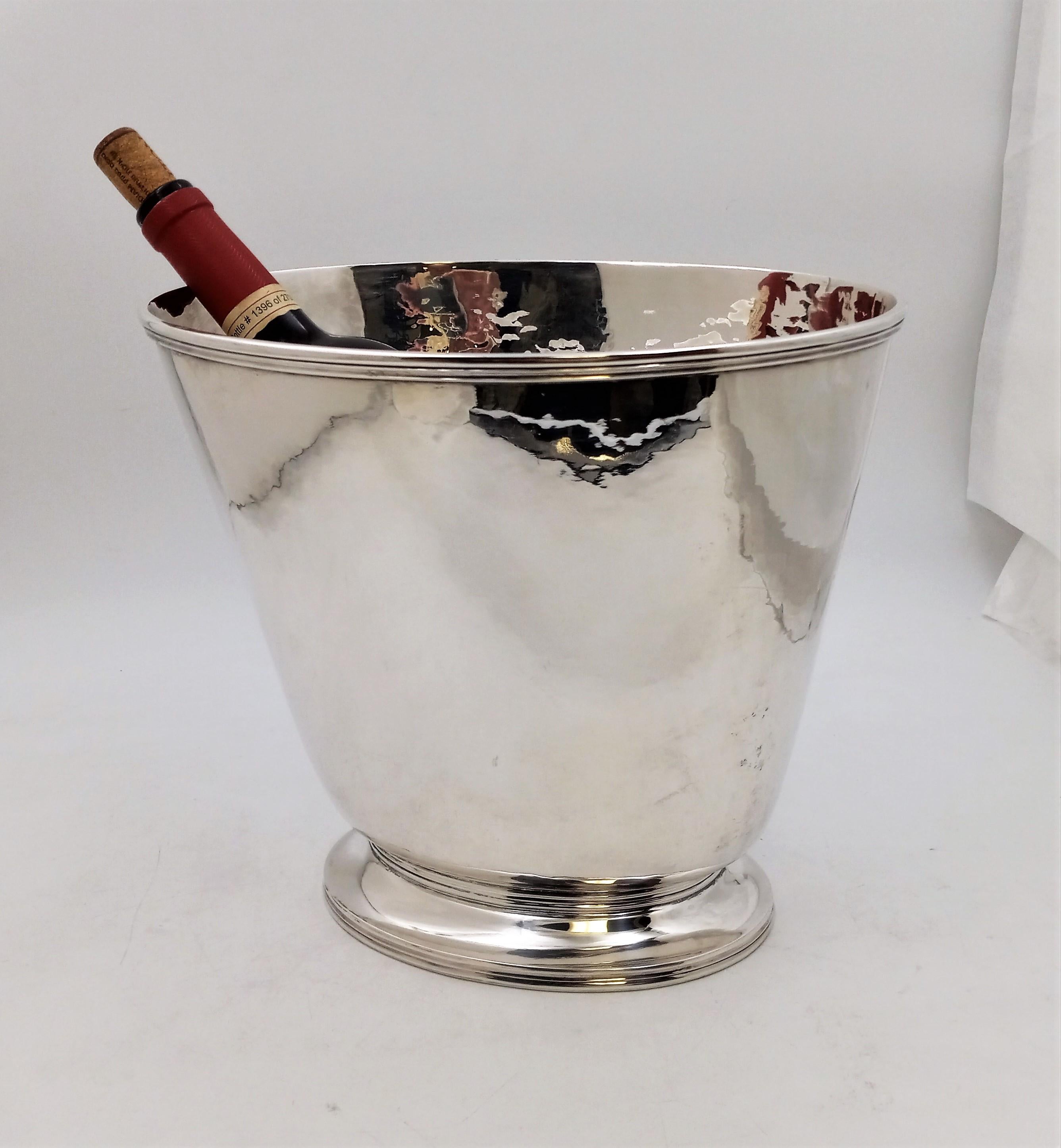 Raffreddatore per vino in argento sterling italiano, splendidamente martellato a mano con un elegante design Mid-Century Modern. Misura 10'' di altezza per 9'' di profondità (il diametro alla sommità è di 11 1/2''), pesa ben 74 once troy e reca i