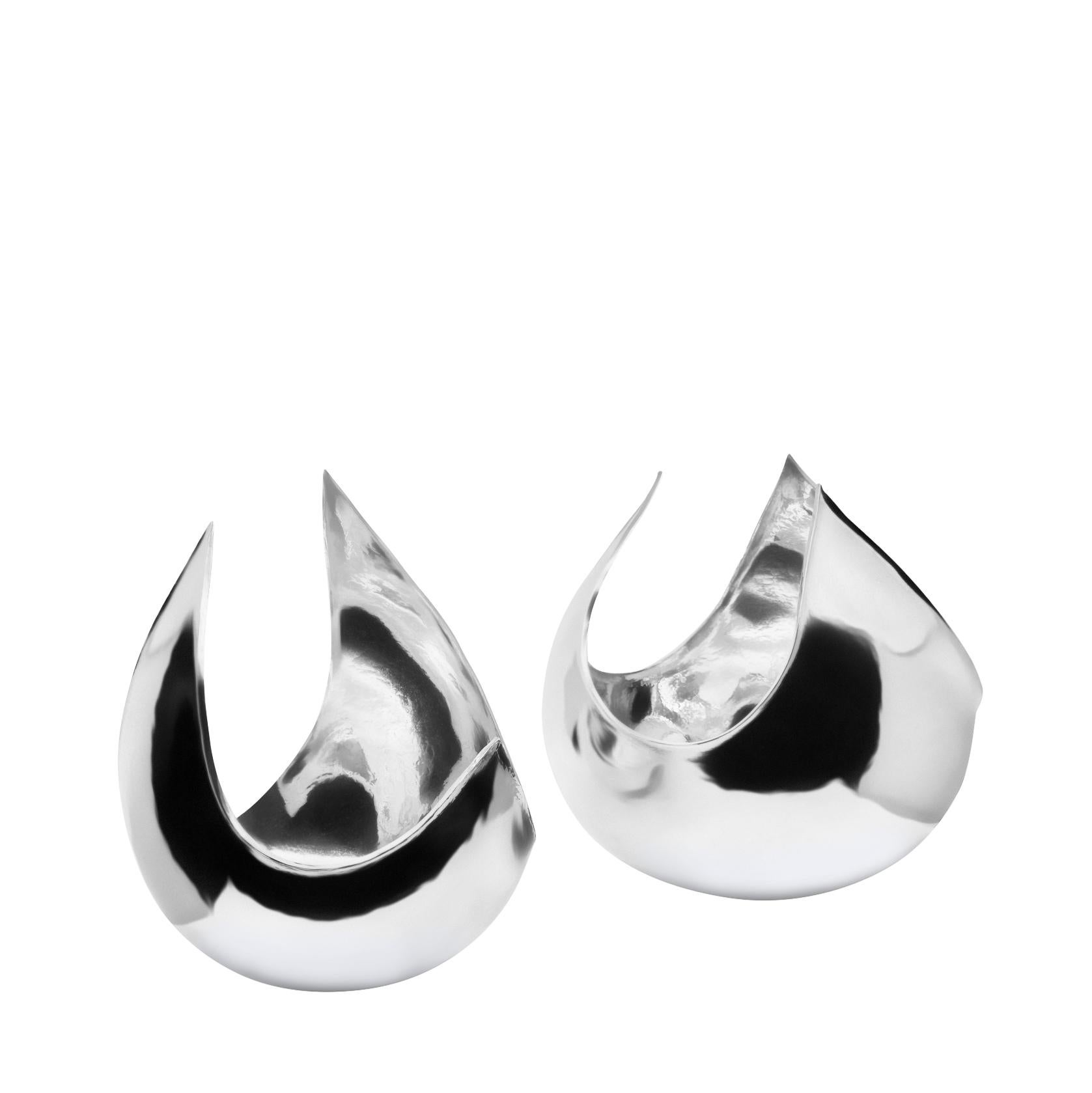 Una coppia di eccezionali ciotole in argento sterling extra-large, martellate a mano e realizzate da Petur Tryggvi. Rinomato per la sua abilità unica nell'alzare le mani, il lavoro di Tryggvi esemplifica una rara maestria, richiedendo una forza e