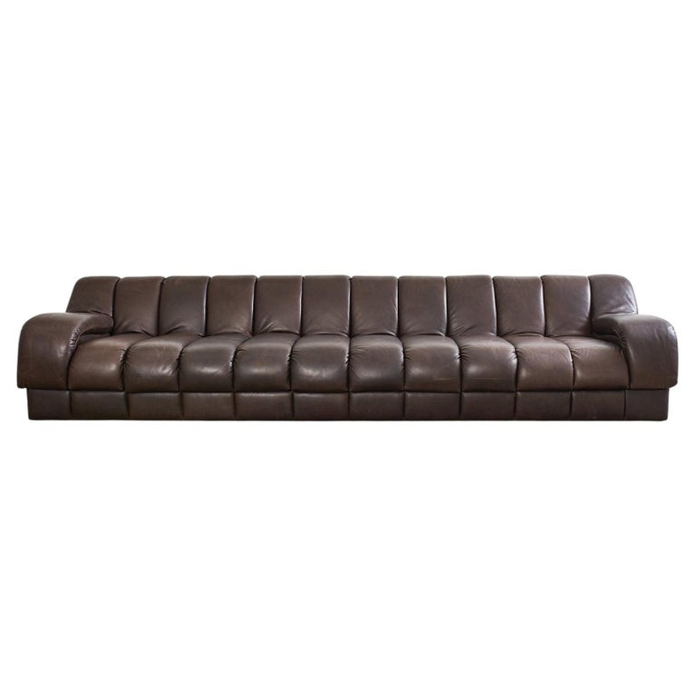 Monumentales Sofa aus Leder im Monterey-Stil von Steve Chase mit Kanalen im  Angebot bei 1stDibs