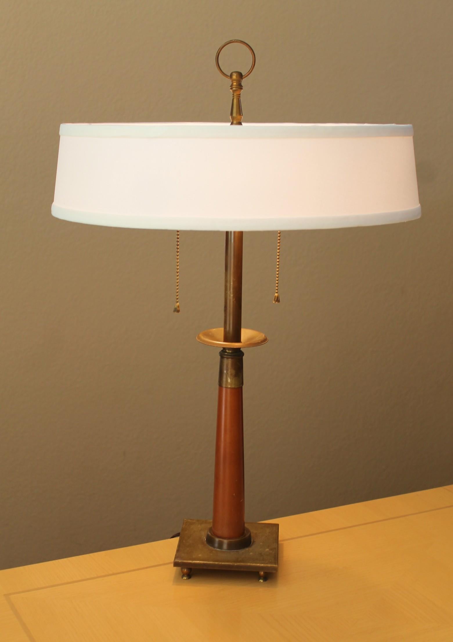 Stiffel Mid Century
Bronze Brass Regency
Lampe à poser

L'Epitome de l'Elegance du milieu du siècle !

Attribué à Tommi Parzinger


Un Stiffel tout simplement magnifique ! 

Cette lampe de table présente un superbe design de style régence !  Il