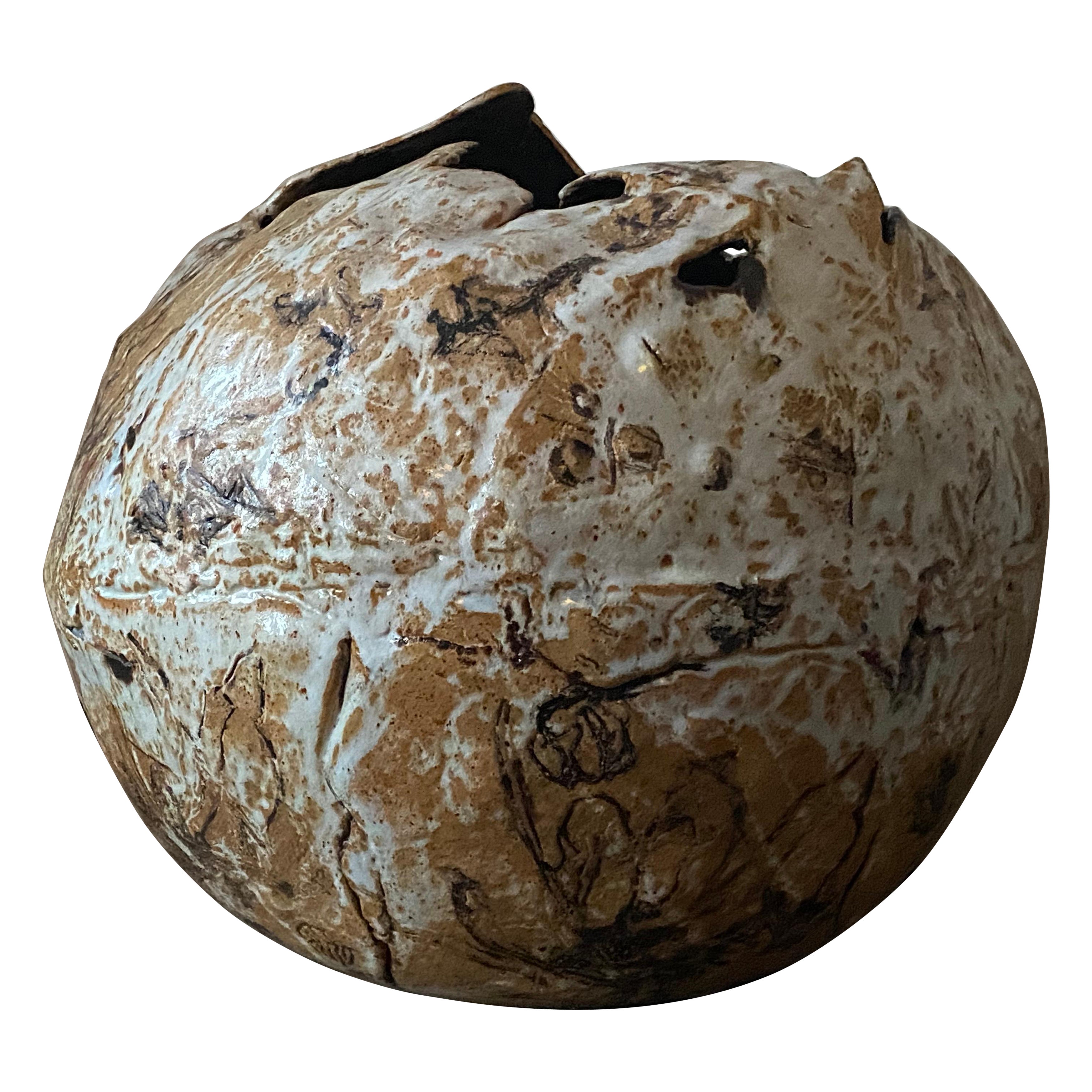 Vaso monumentale in gres a forma di fungo con sgrafitto e motivi fogliati in vendita