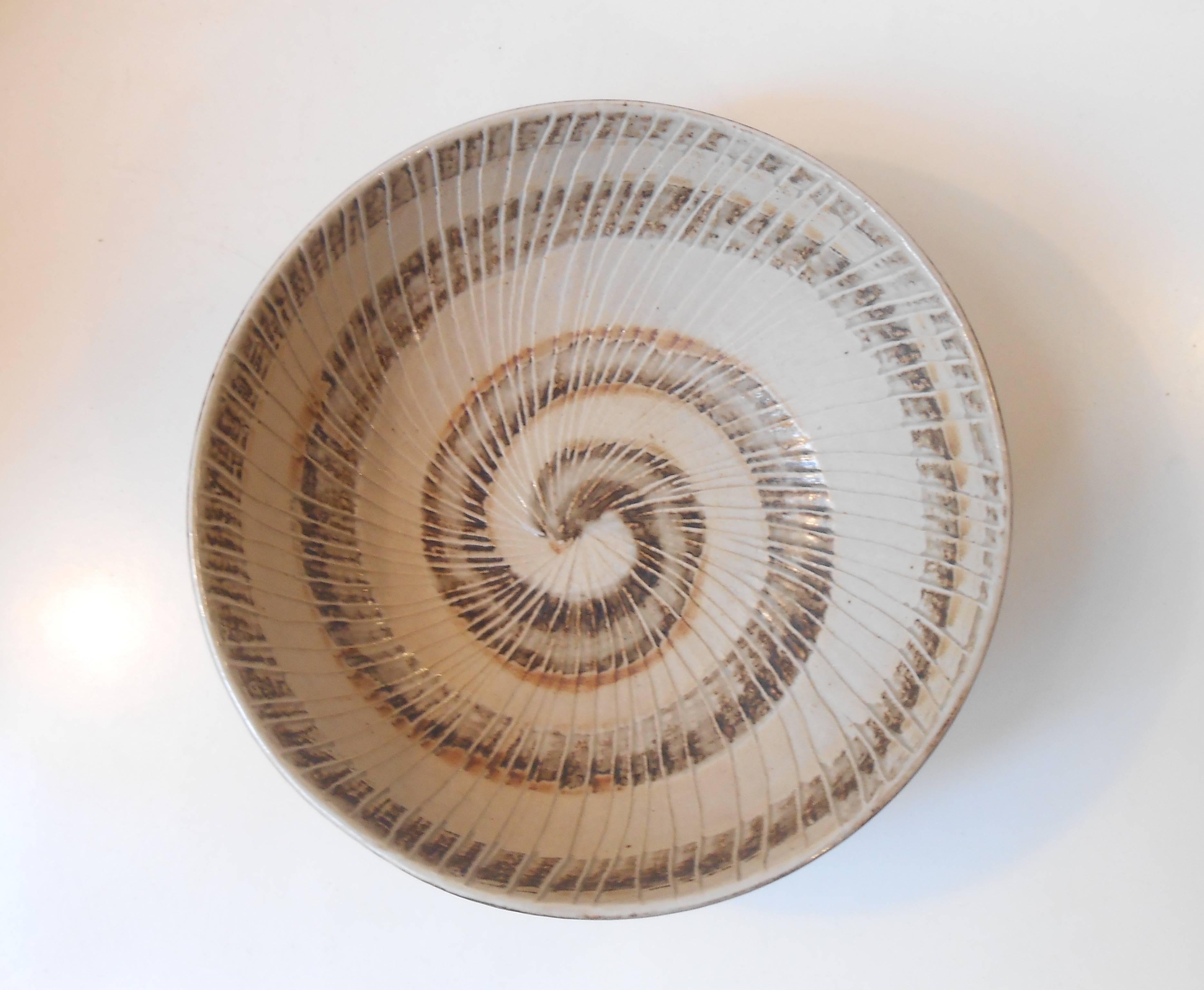 Mid-Century moderno Piatto a spirale monumentale in gres di Gerd Bogelund per Royal Copenhagen in vendita