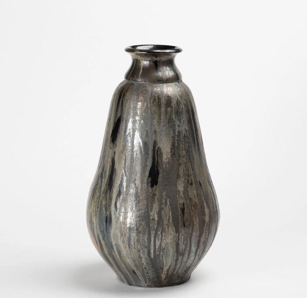 Questo sorprendente vaso modernista in gres del ceramista belga Roger Guérin mette in mostra la sua maestria nelle tecniche di smaltatura al sale, con una dinamica glassa metallica e opaca color carbone argentato. Firmato da Guérin, che ottenne fama