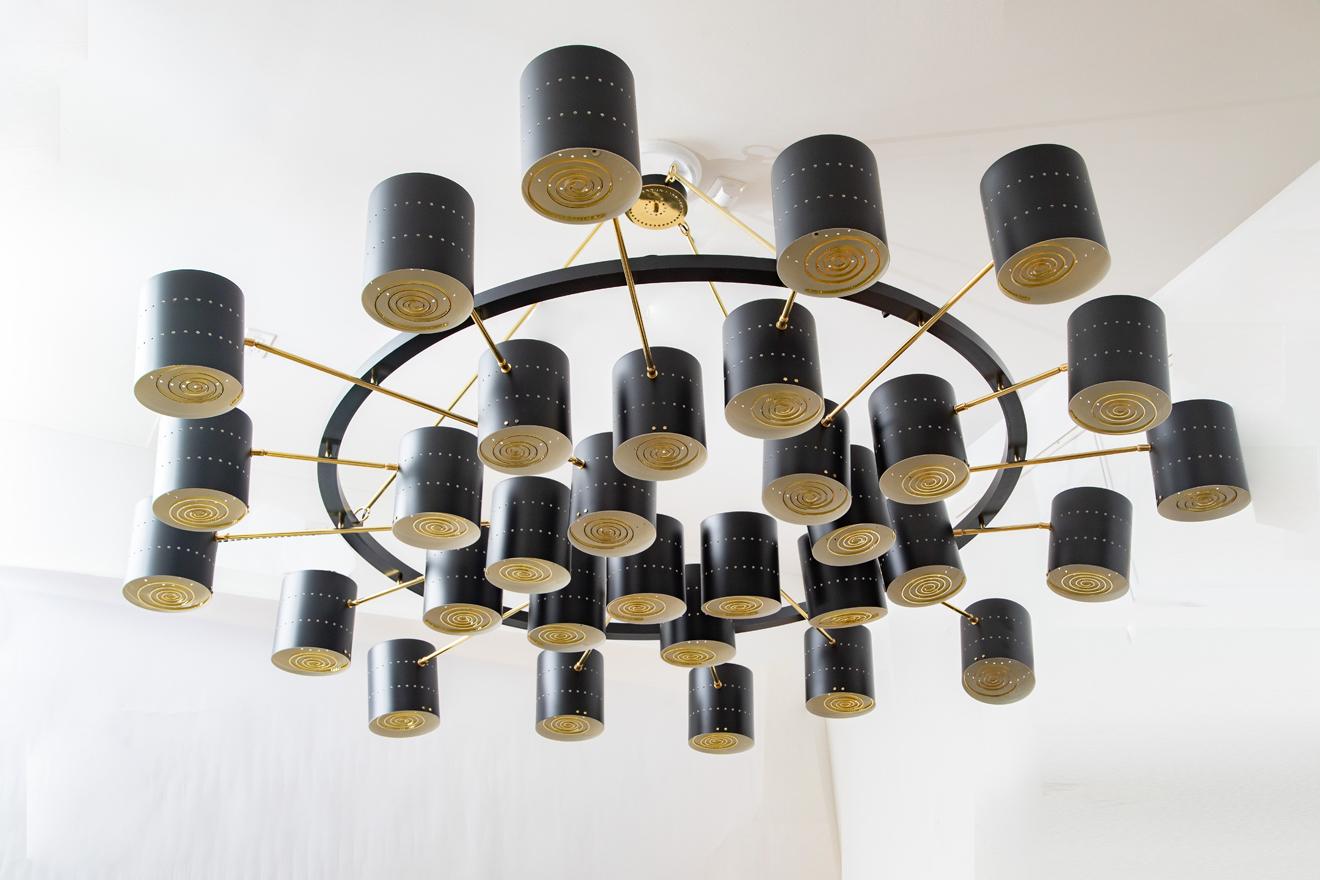 Mid-Century moderno Lampadario Monumental Studio Built in metallo traforato e ottone, in stock in vendita