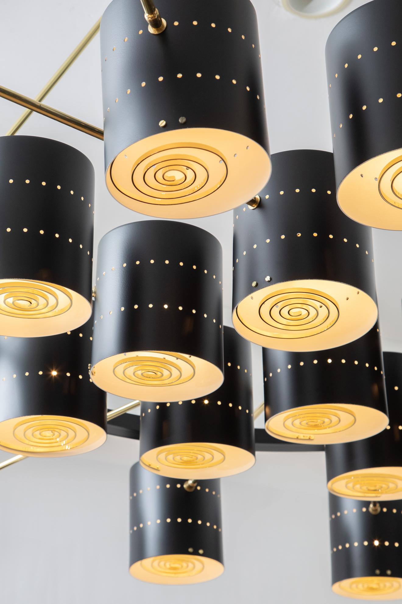Belga Lampadario Monumental Studio Built in metallo traforato e ottone, in stock in vendita