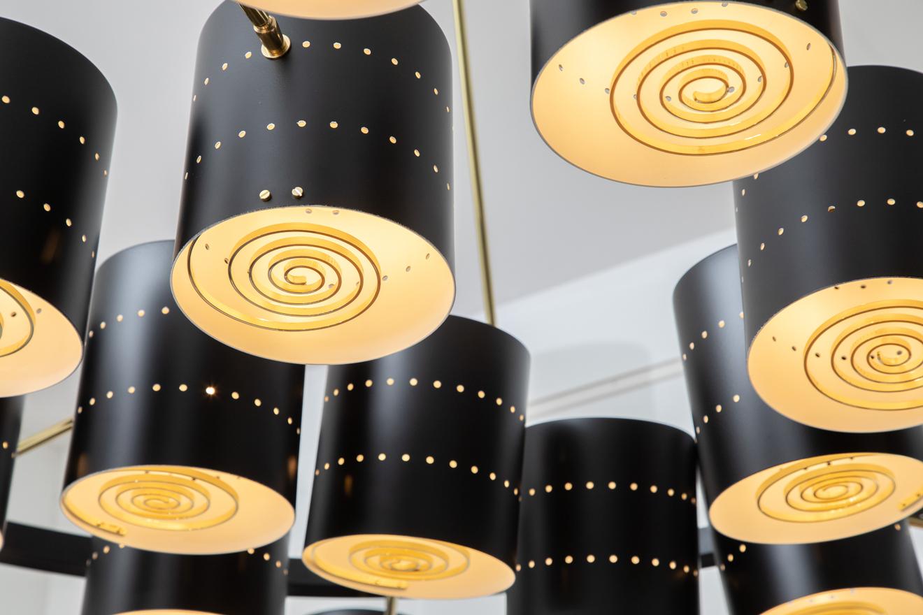 Smaltato Lampadario Monumental Studio Built in metallo traforato e ottone, in stock in vendita
