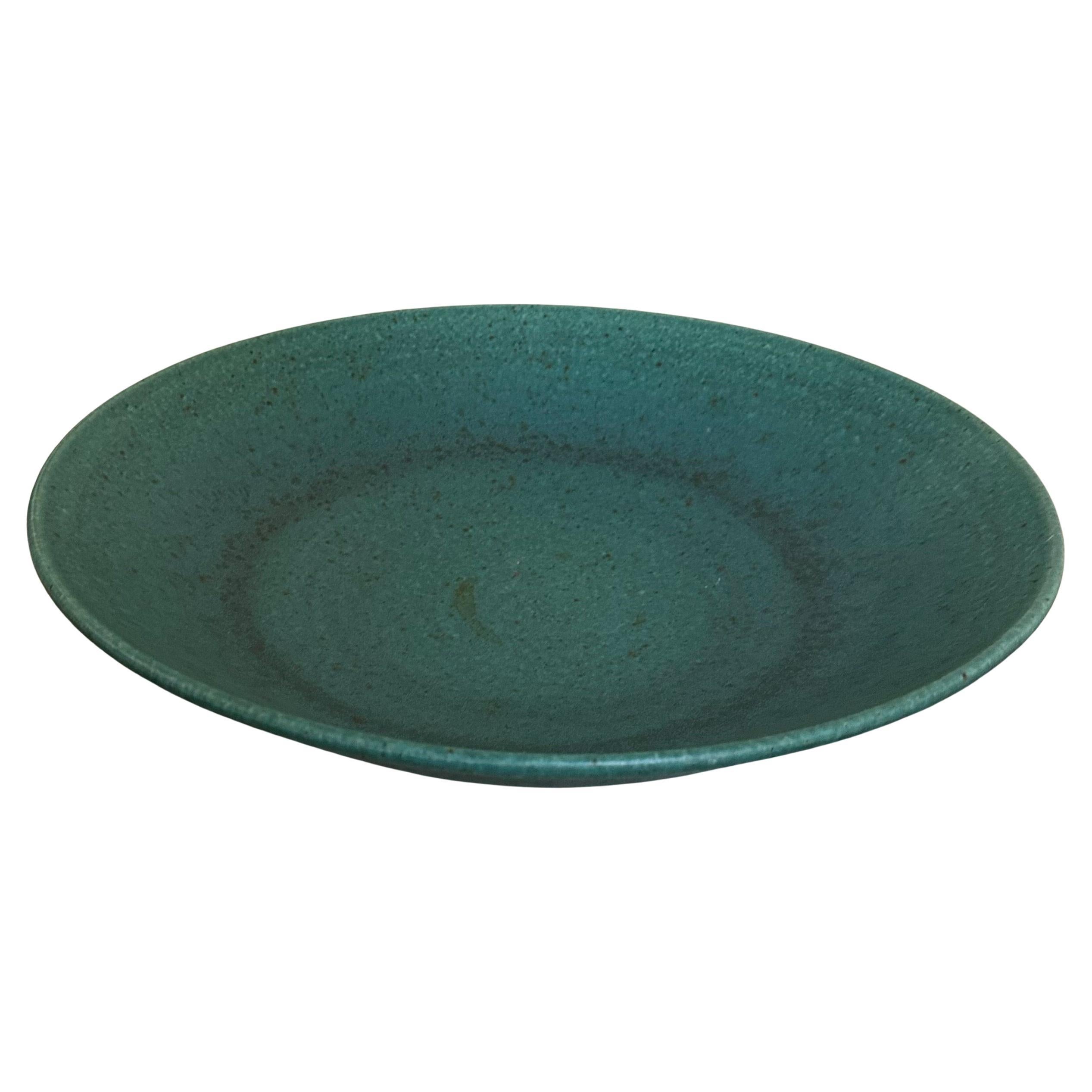 Ciotola monumentale da centrotavola in studio Pottery di Mark Hines, circa 1984. Questa splendida ciotola, realizzata al tornio e rifinita a mano, presenta un meraviglioso disegno concentrico dai colori verde e blu. Il pezzo misura: 17 
