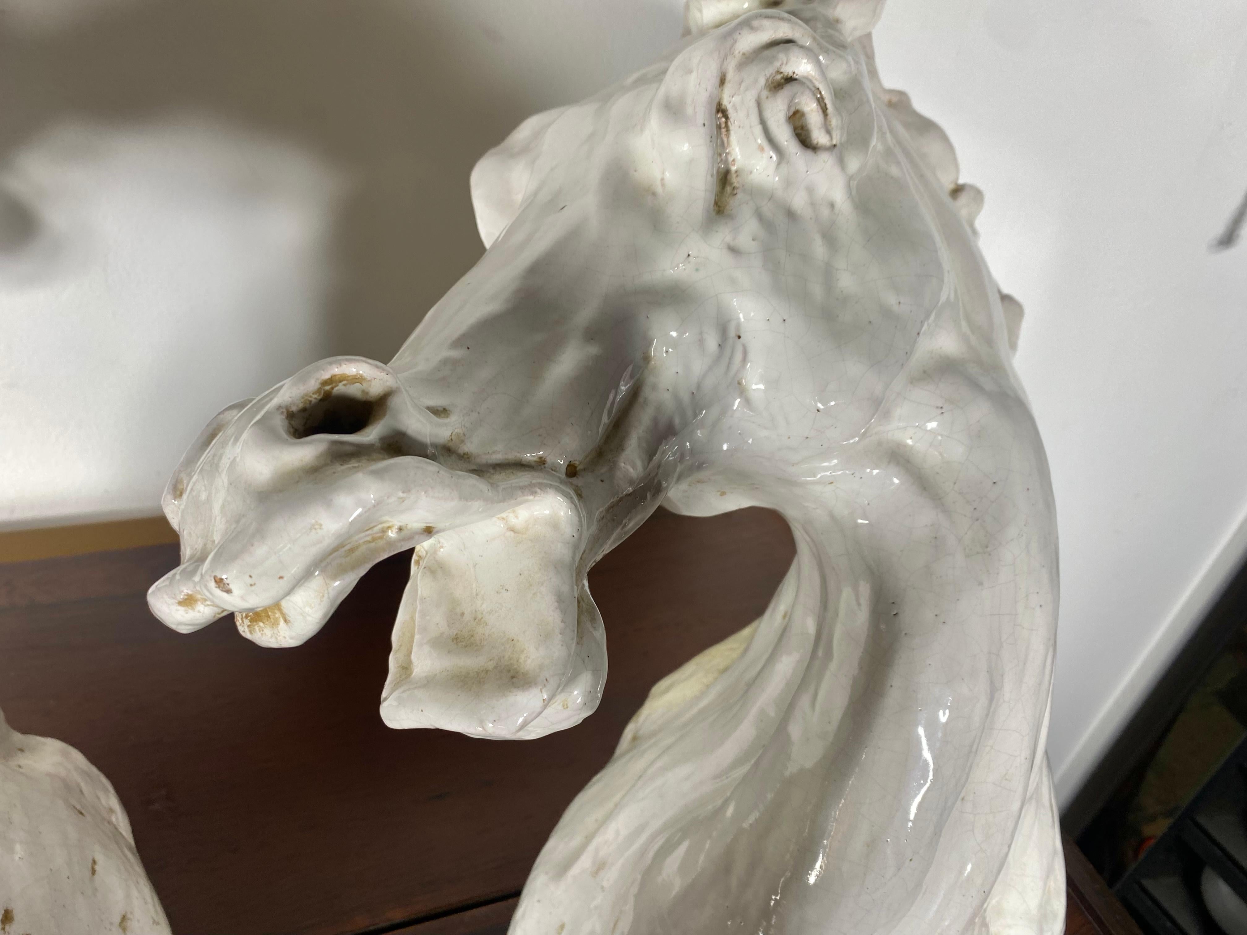 Monumental Stylized Studio Pottery Horse Head Sculptures ... Merveilleuse représentation de chevaux en mouvement ! Je crois qu'il s'agit d'Autrichiens... ?? certainement des Européens... des Français ? Italien ?...Petit défaut au bas...