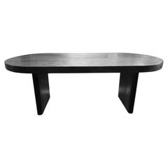 Mesa de comedor monumental de madera de suar, estilo orgánico moderno, acabado quemado