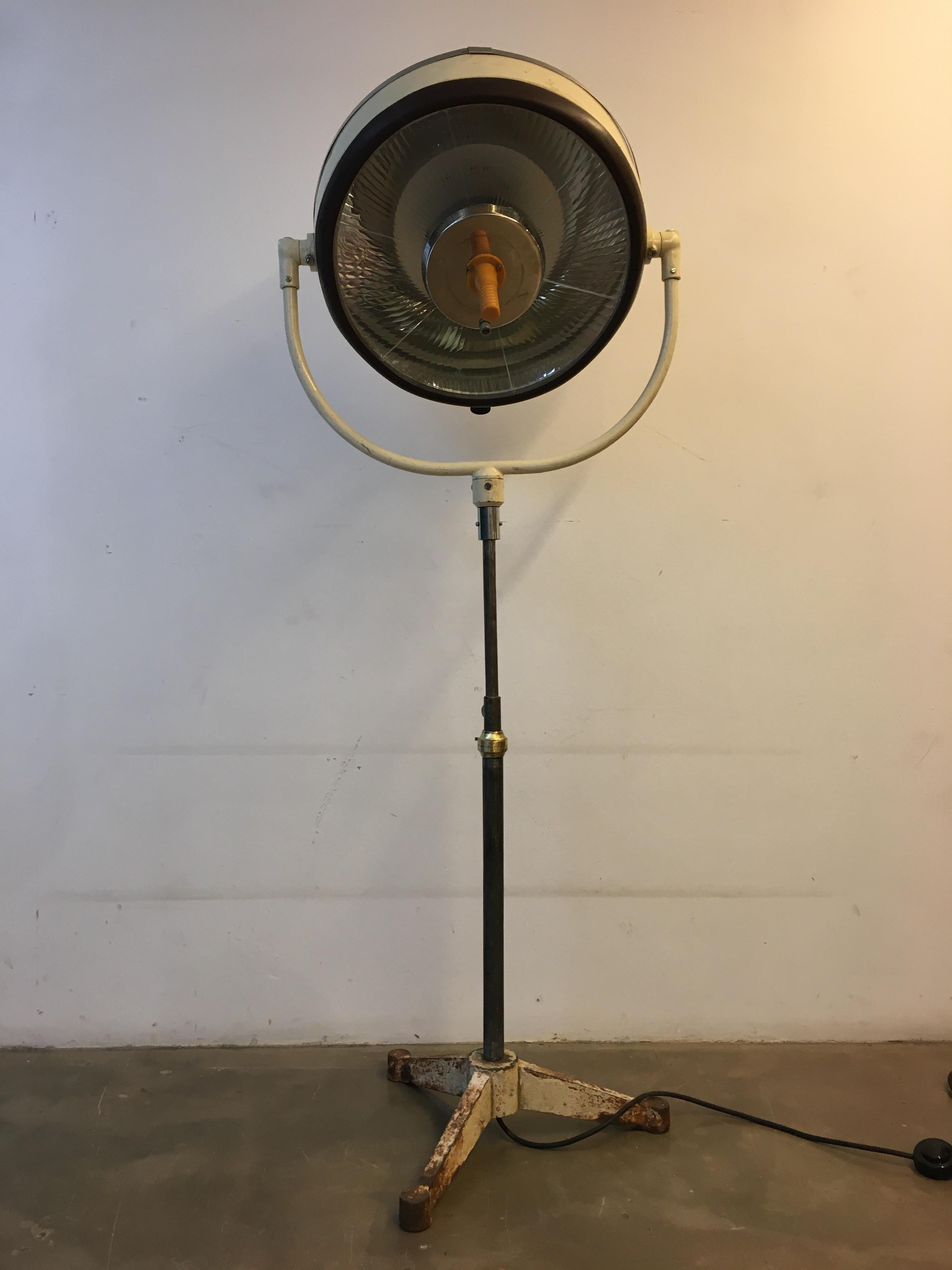 This impressive French surgical lamp dates to the 1950s and is in exceptional working order. It has been rewired to accommodate less powerful lights. The entire lamp housing can be raised or lowered by use of the crank.