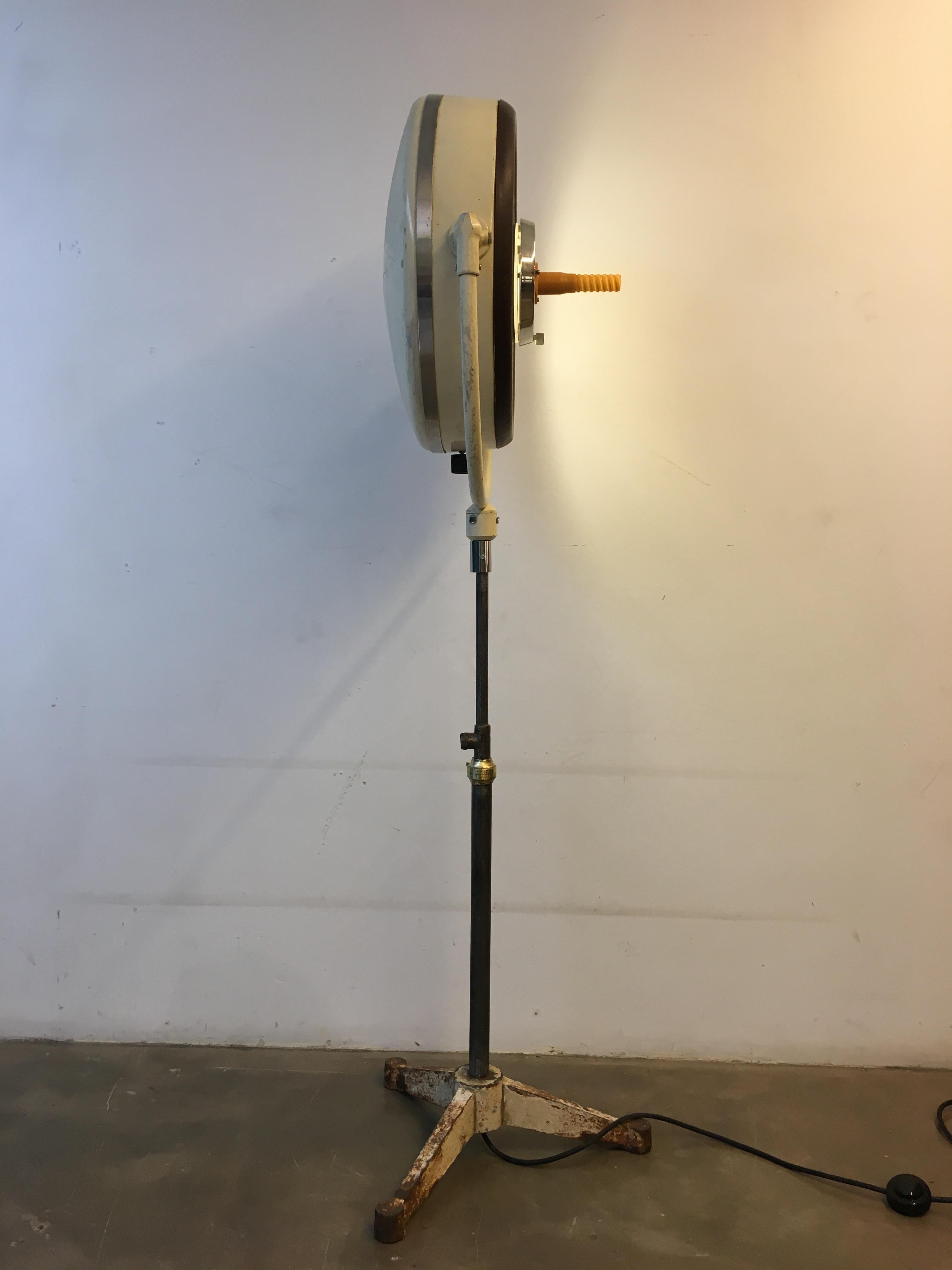 Monumental Surgical Lamp In Fair Condition For Sale In Porto, PT