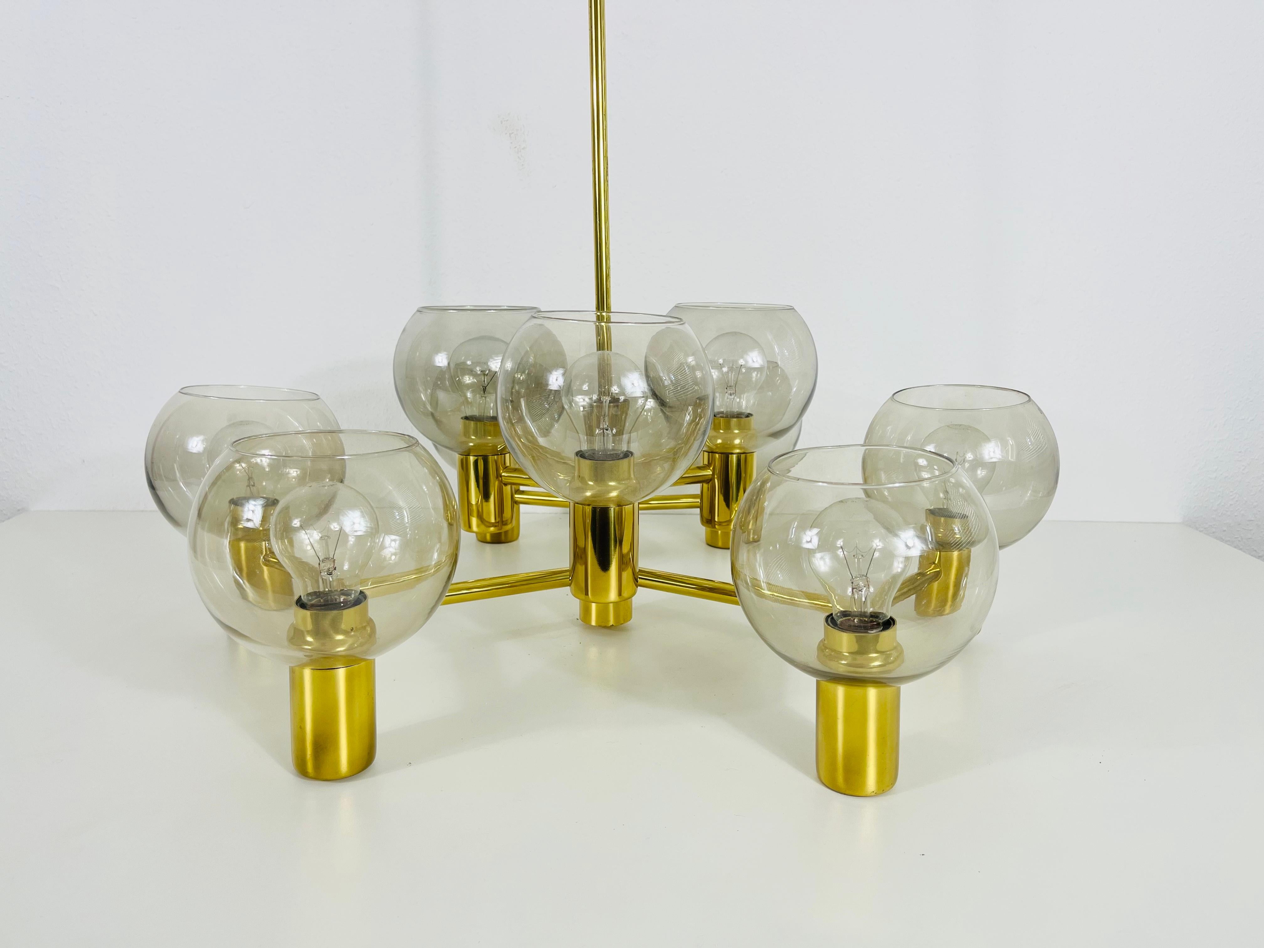 Monumental Swedish Mid-Century Modern Brass and Glass Chandelier, 1960s In Good Condition For Sale In Hagenbach, DE
