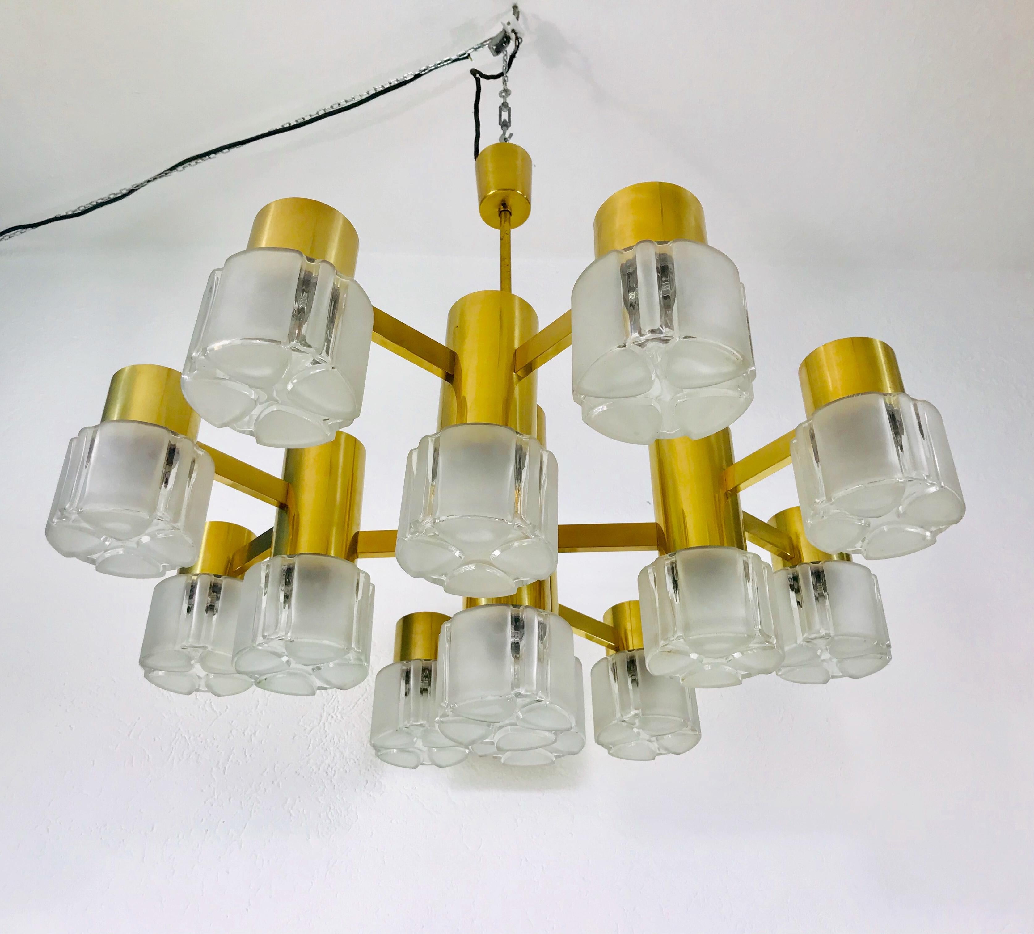 Monumentale lampadario svedese di metà secolo in ottone e vetro di ghiaccio, anni '60 in vendita 3