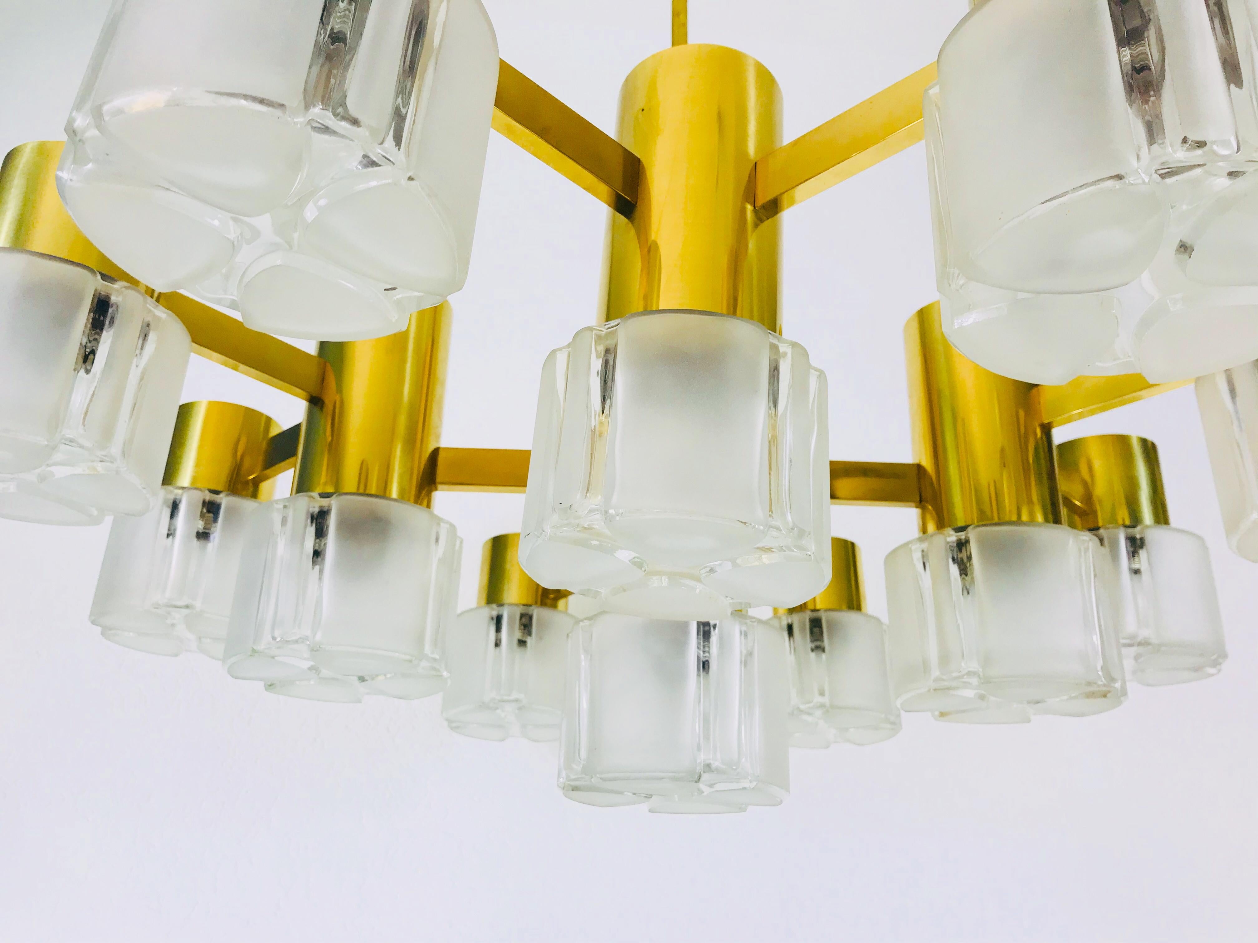 Monumental Swedish Mid-Century Modern Brass and Ice Glass Chandelier, 1960s In Excellent Condition For Sale In Hagenbach, DE