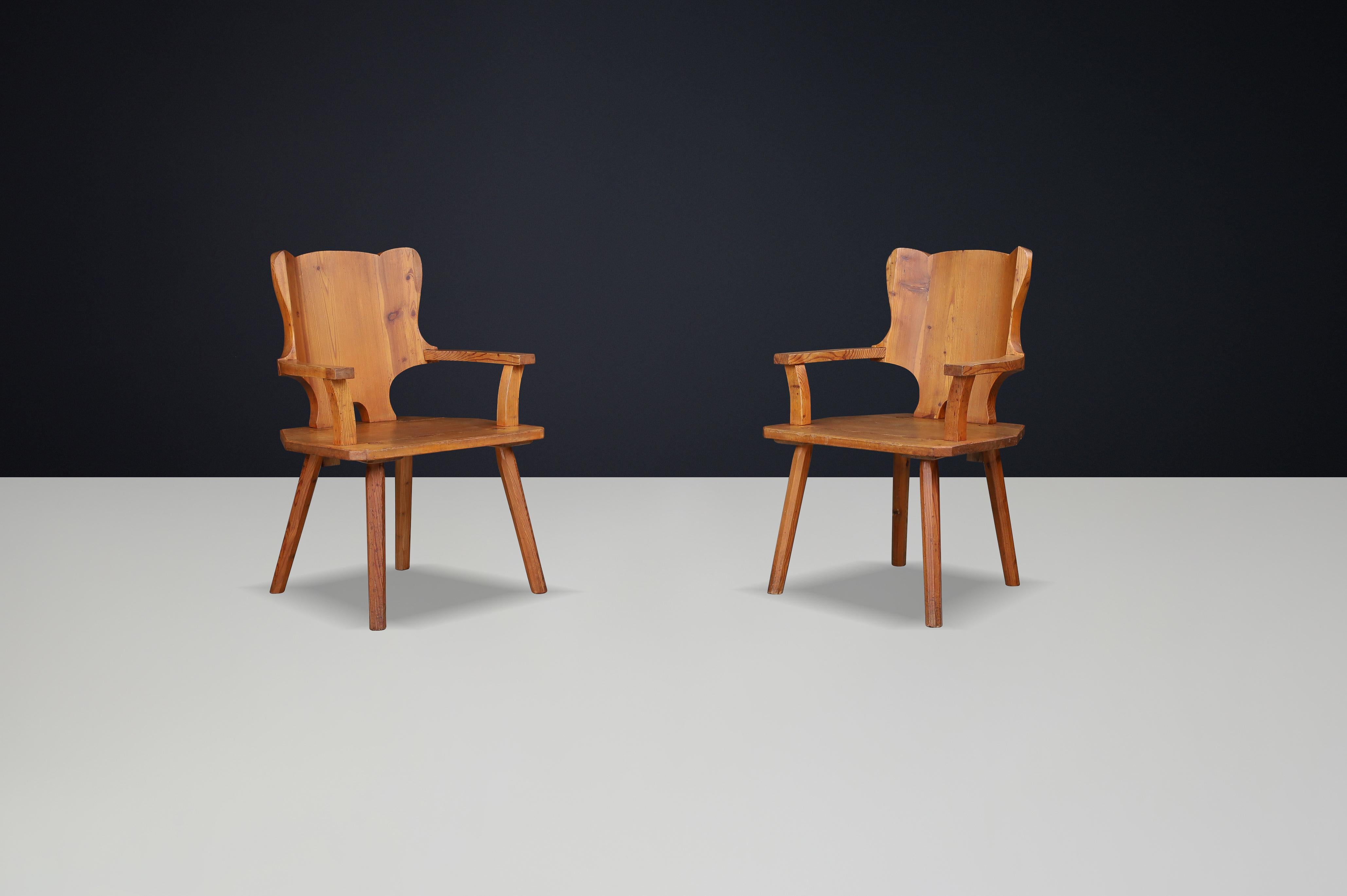Fauteuils monumentaux en pin suédois, années 1950 - Modernisme rustique sculptural.

Cette rare paire de fauteuils monumentaux en pin suédois des années 1950, dont l'échelle et la silhouette sont saisissantes, illustre l'élégance rustique et le